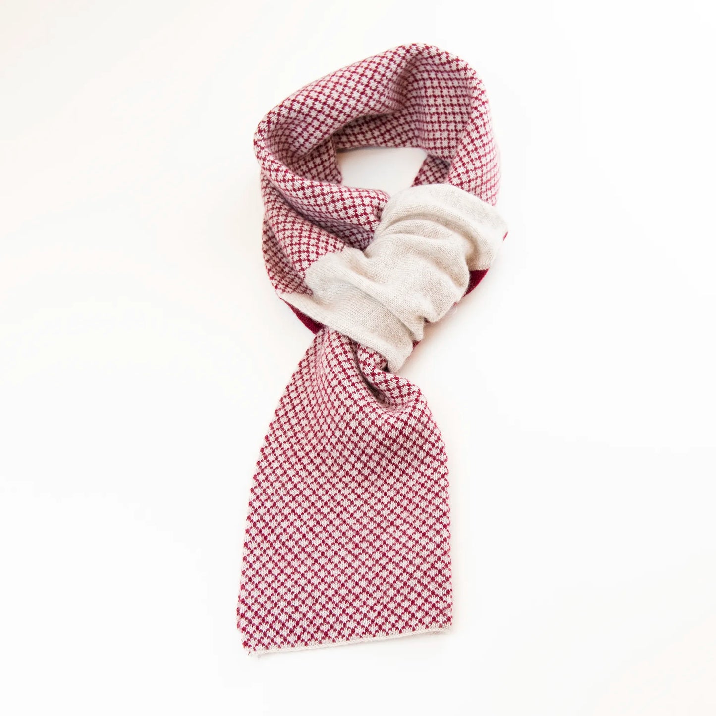 Sciarpa scaldacollo Jacquard double-face bordeaux e beige con asola in 100% Cashmere beige. Morbida, versatile e facile da indossare.