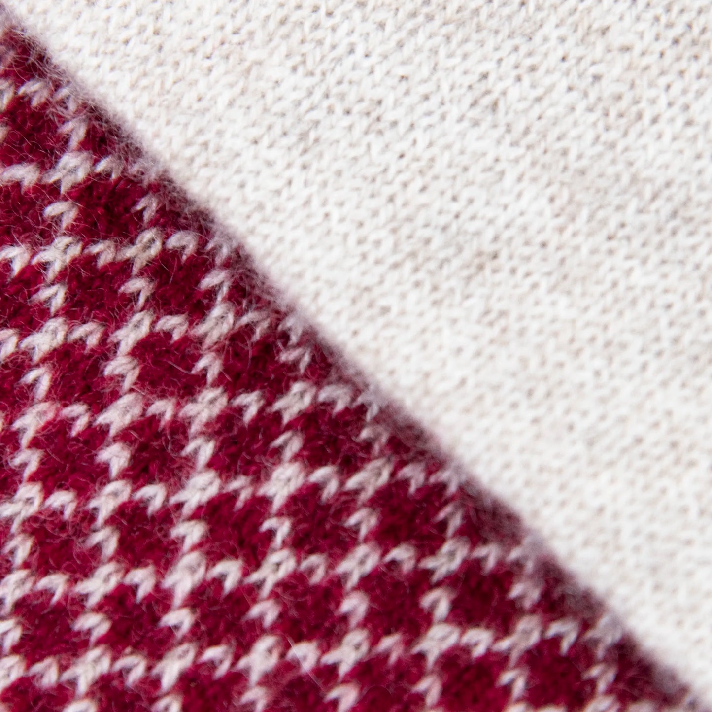 Dettagli e texture tessuto della sciarpa scaldacollo Jacquard double-face bordeaux e beige con asola in 100% Cashmere beige. Morbida, versatile e facile da indossare.