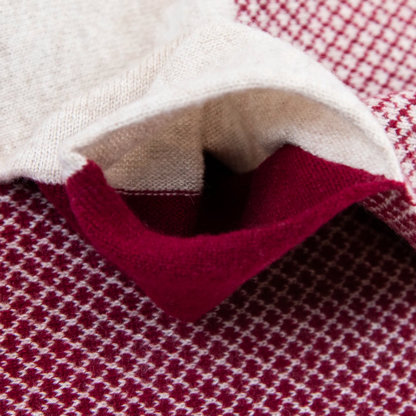 Dettagli e texture tessuto della sciarpa scaldacollo Jacquard double-face bordeaux e beige con asola in 100% Cashmere beige. Morbida, versatile e facile da indossare.