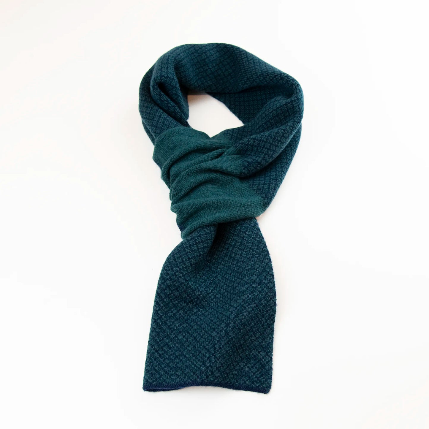Sciarpa scaldacollo Jacquard double-face verde e blu con asola in 100% Cashmere beige. Morbida, versatile e facile da indossare.