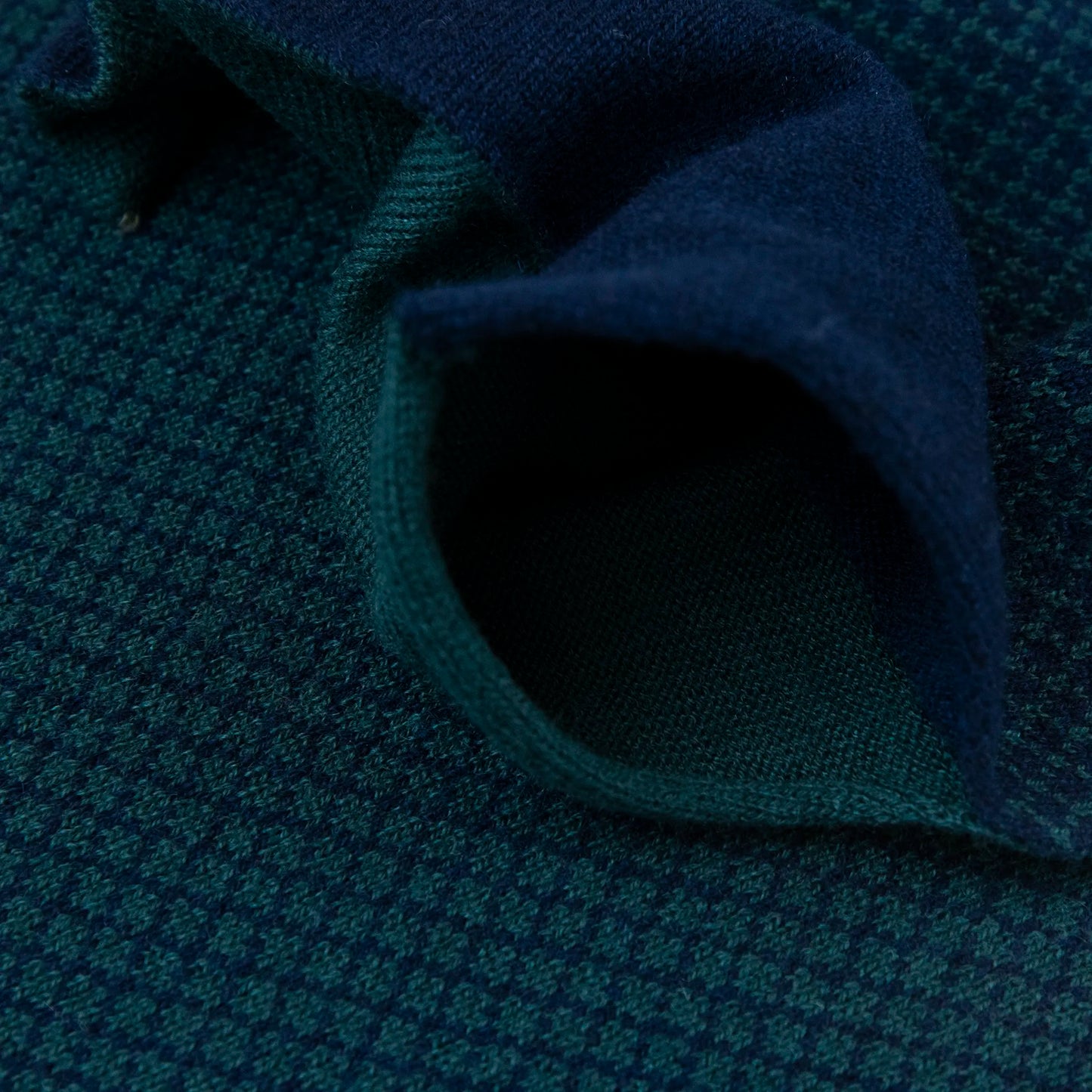 Asola della sciarpa scaldacollo Jacquard double-face verde e blu con asola in 100% Cashmere beige. Morbida, versatile e facile da indossare.