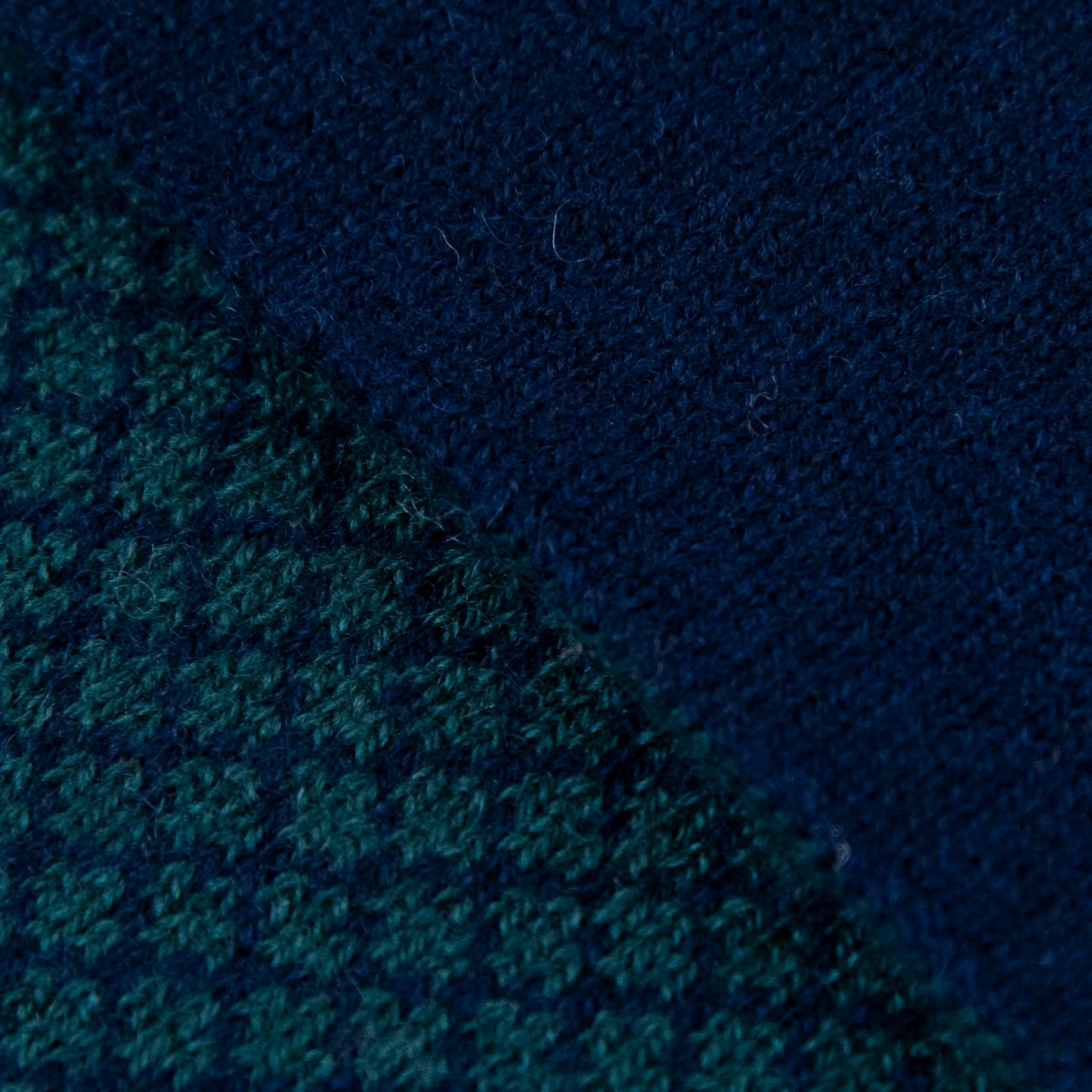 Dettagli e texture tessuto della sciarpa scaldacollo Jacquard double-face verde e blu con asola in 100% Cashmere beige. Morbida, versatile e facile da indossare.