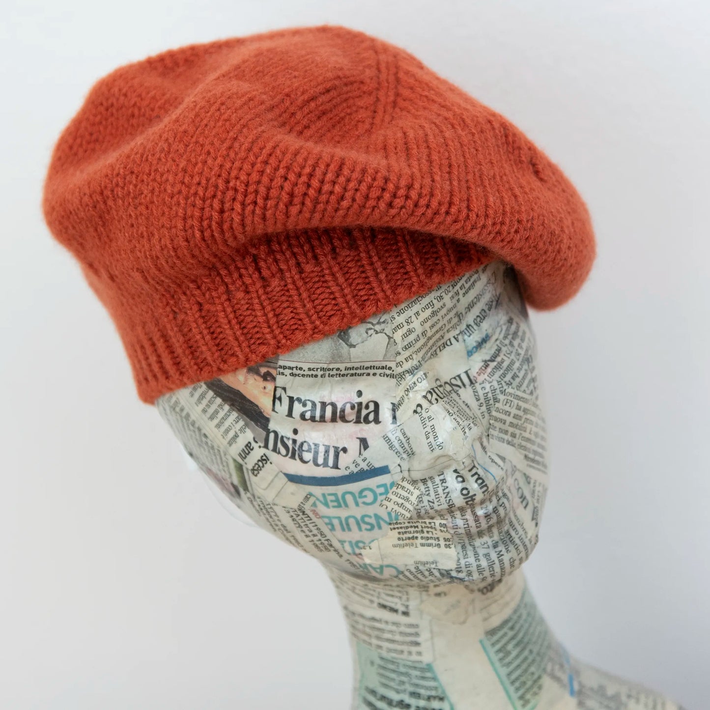Basco pesante in 100% Cashmere coccio, Made in Italy, versatile con tre vestibilità: basco francese, cuffia e berretto. Manifattura pregiata a trama grossa, che offre elasticità e morbidezza.