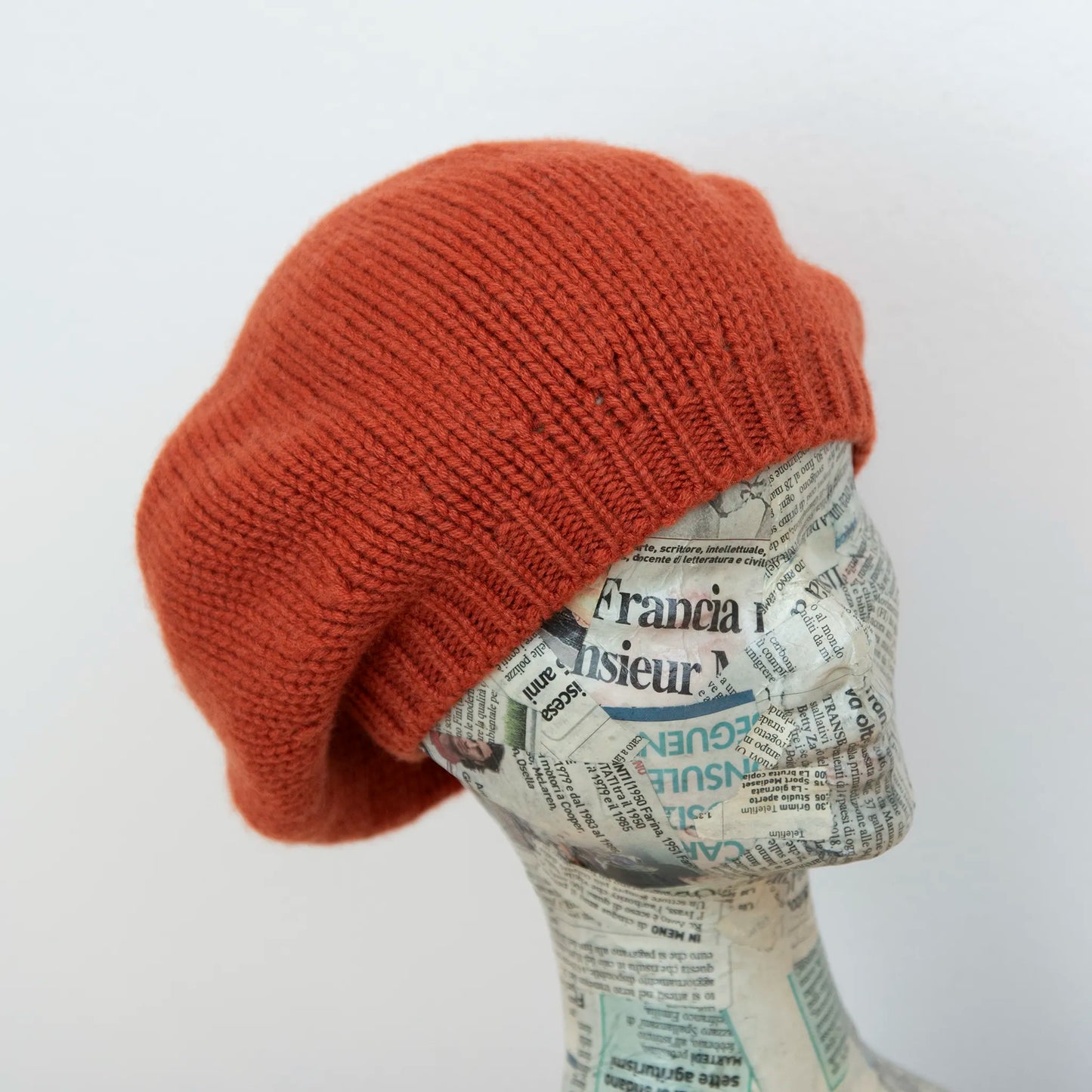 Basco pesante in 100% Cashmere coccio, Made in Italy, versatile con tre vestibilità: basco francese, cuffia e berretto. Manifattura pregiata a trama grossa, che offre elasticità e morbidezza.