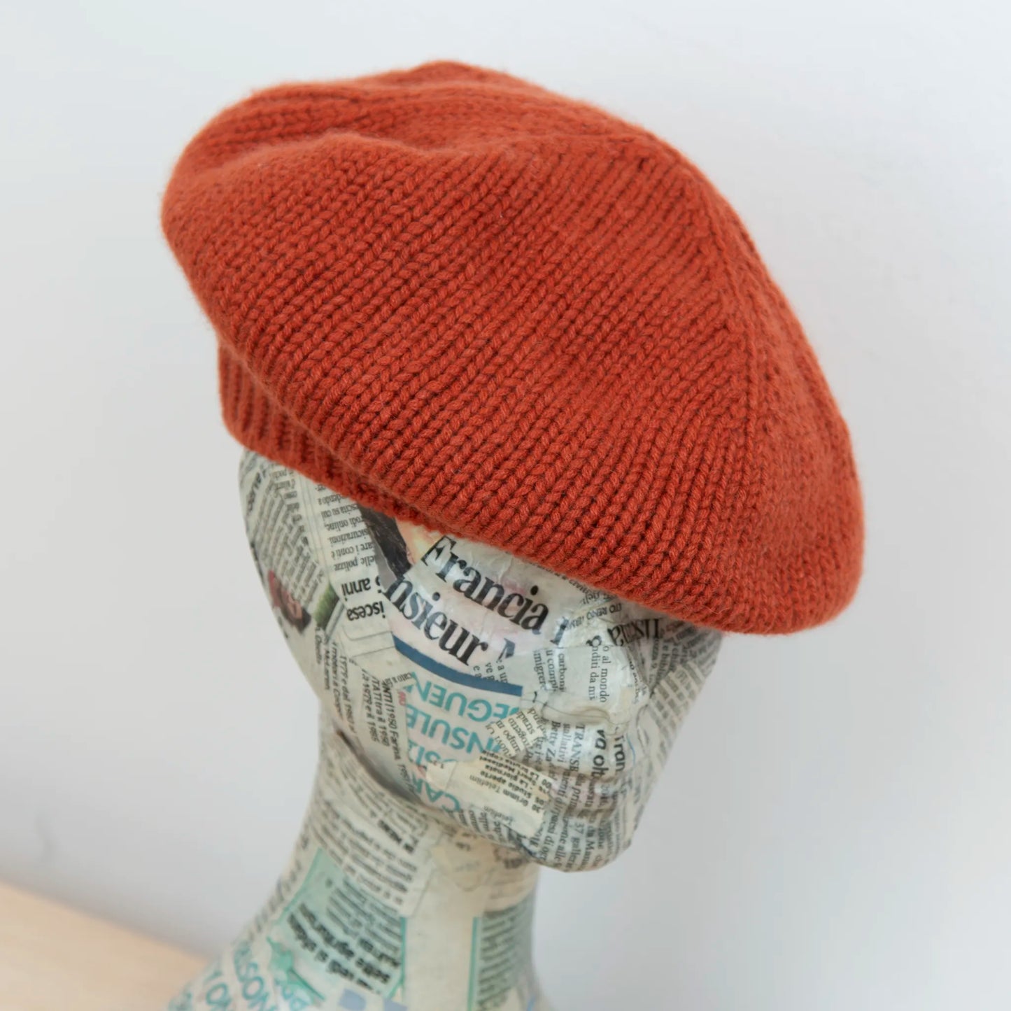 Basco pesante in 100% Cashmere coccio, Made in Italy, versatile con tre vestibilità: basco francese, cuffia e berretto. Manifattura pregiata a trama grossa, che offre elasticità e morbidezza.