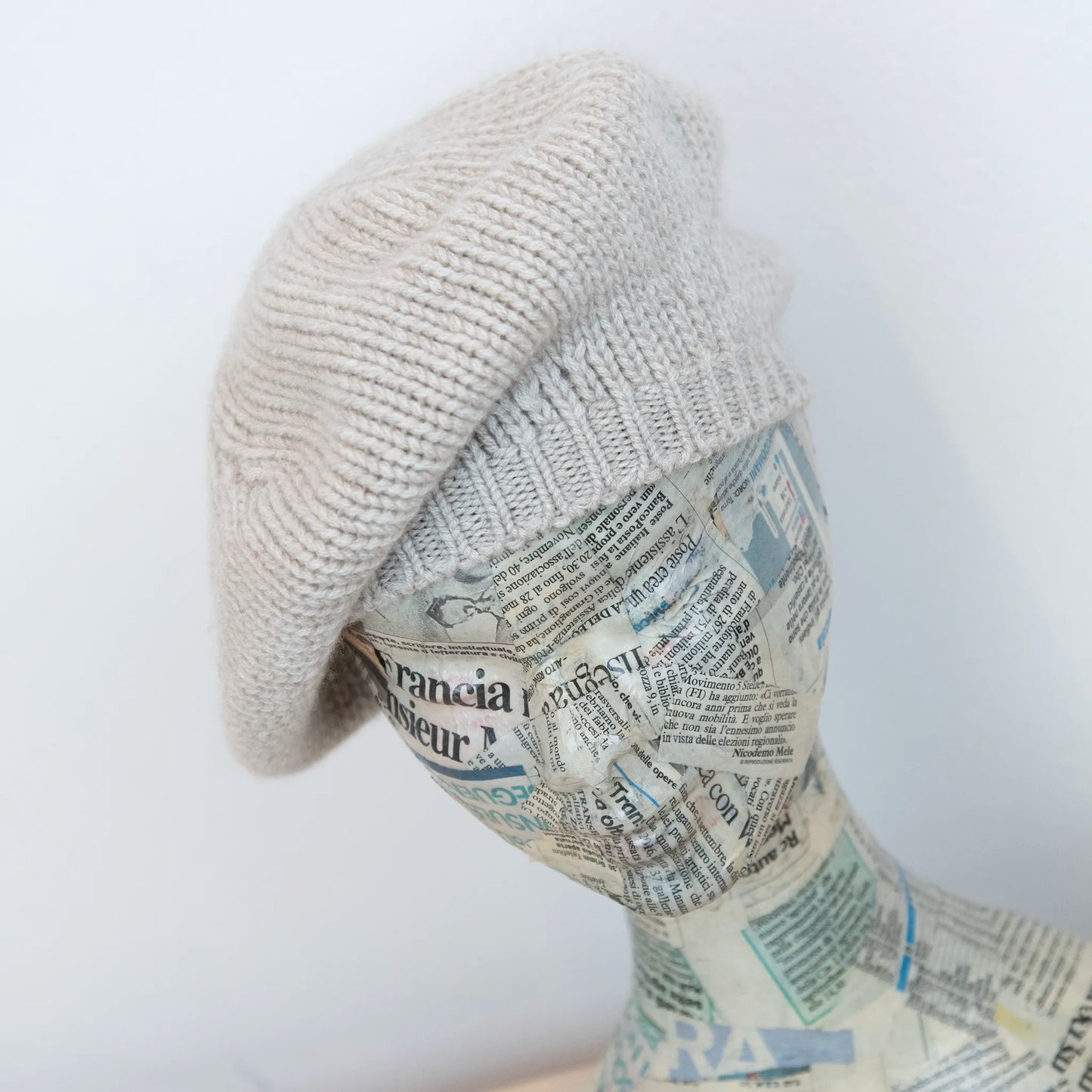 Basco pesante in 100% Cashmere beige, Made in Italy, versatile con tre vestibilità: basco francese, cuffia e berretto. Manifattura pregiata a trama grossa, che offre elasticità e morbidezza.