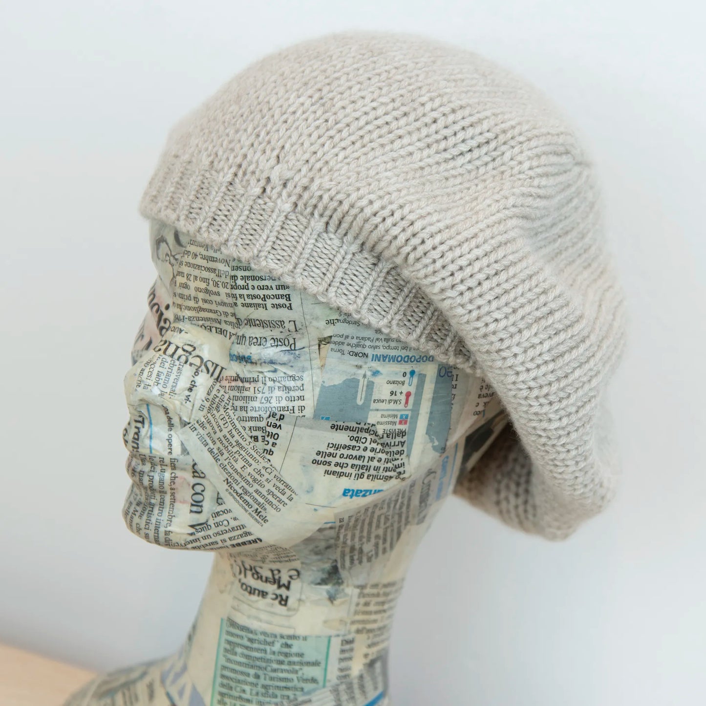 Basco pesante in 100% Cashmere beige, Made in Italy, versatile con tre vestibilità: basco francese, cuffia e berretto. Manifattura pregiata a trama grossa, che offre elasticità e morbidezza.