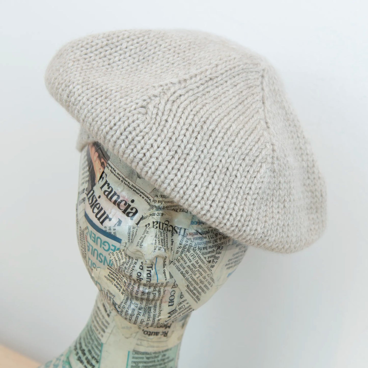 Basco pesante in 100% Cashmere beige, Made in Italy, versatile con tre vestibilità: basco francese, cuffia e berretto. Manifattura pregiata a trama grossa, che offre elasticità e morbidezza.