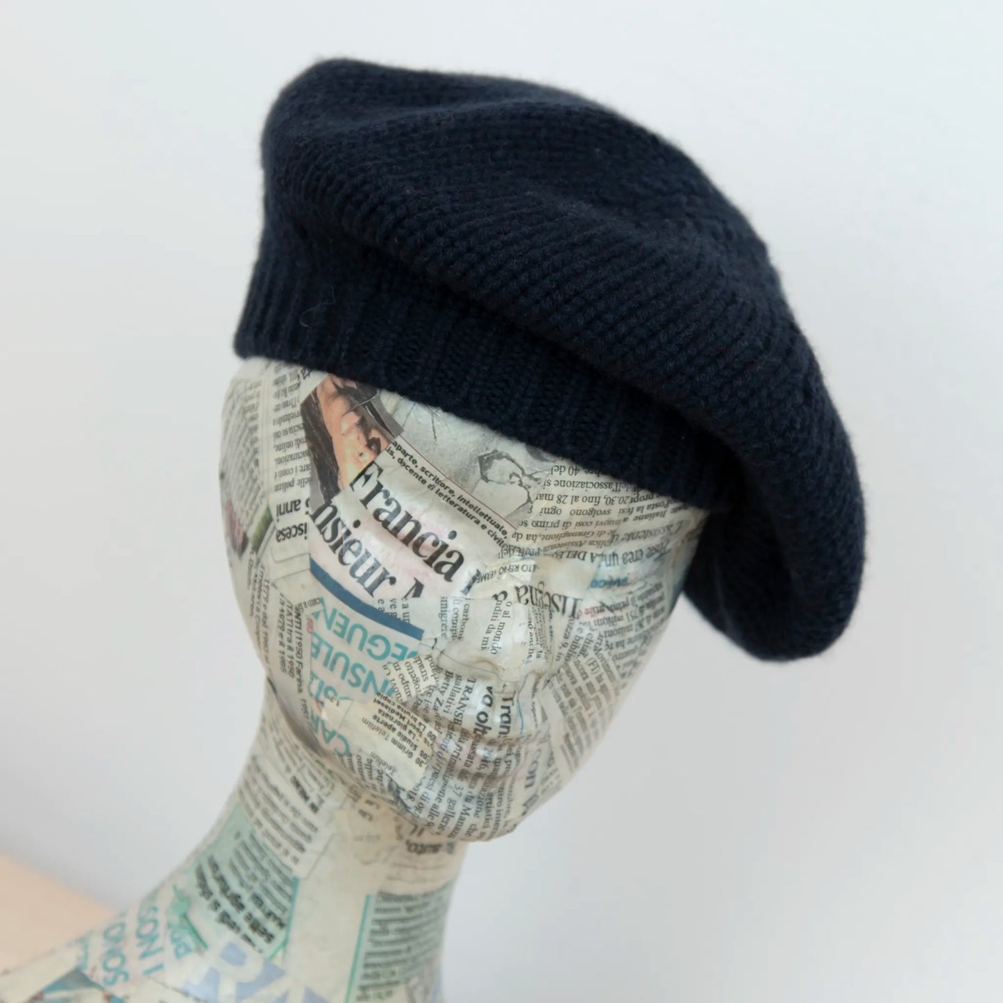 Basco pesante in 100% Cashmere blu, Made in Italy, versatile con tre vestibilità: basco francese, cuffia e berretto. Manifattura pregiata a trama grossa, che offre elasticità e morbidezza.