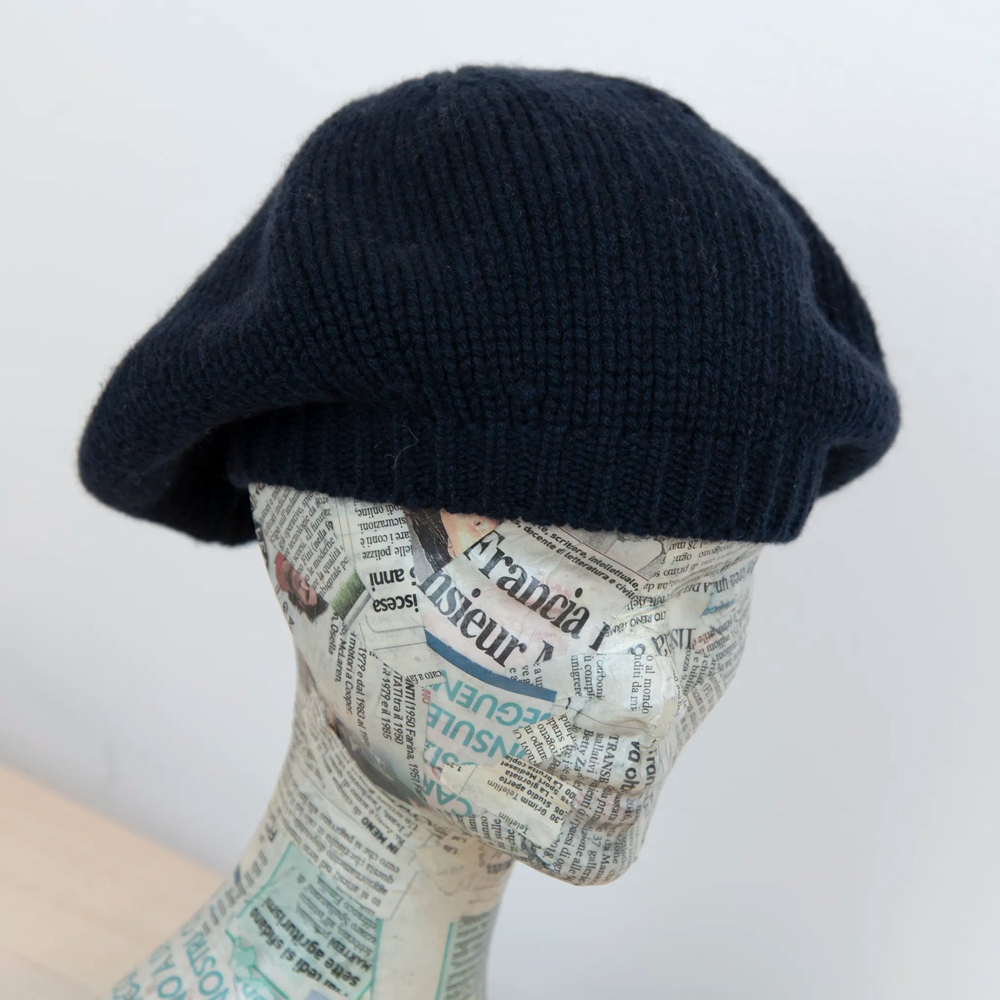 Basco pesante in 100% Cashmere blu, Made in Italy, versatile con tre vestibilità: basco francese, cuffia e berretto. Manifattura pregiata a trama grossa, che offre elasticità e morbidezza.