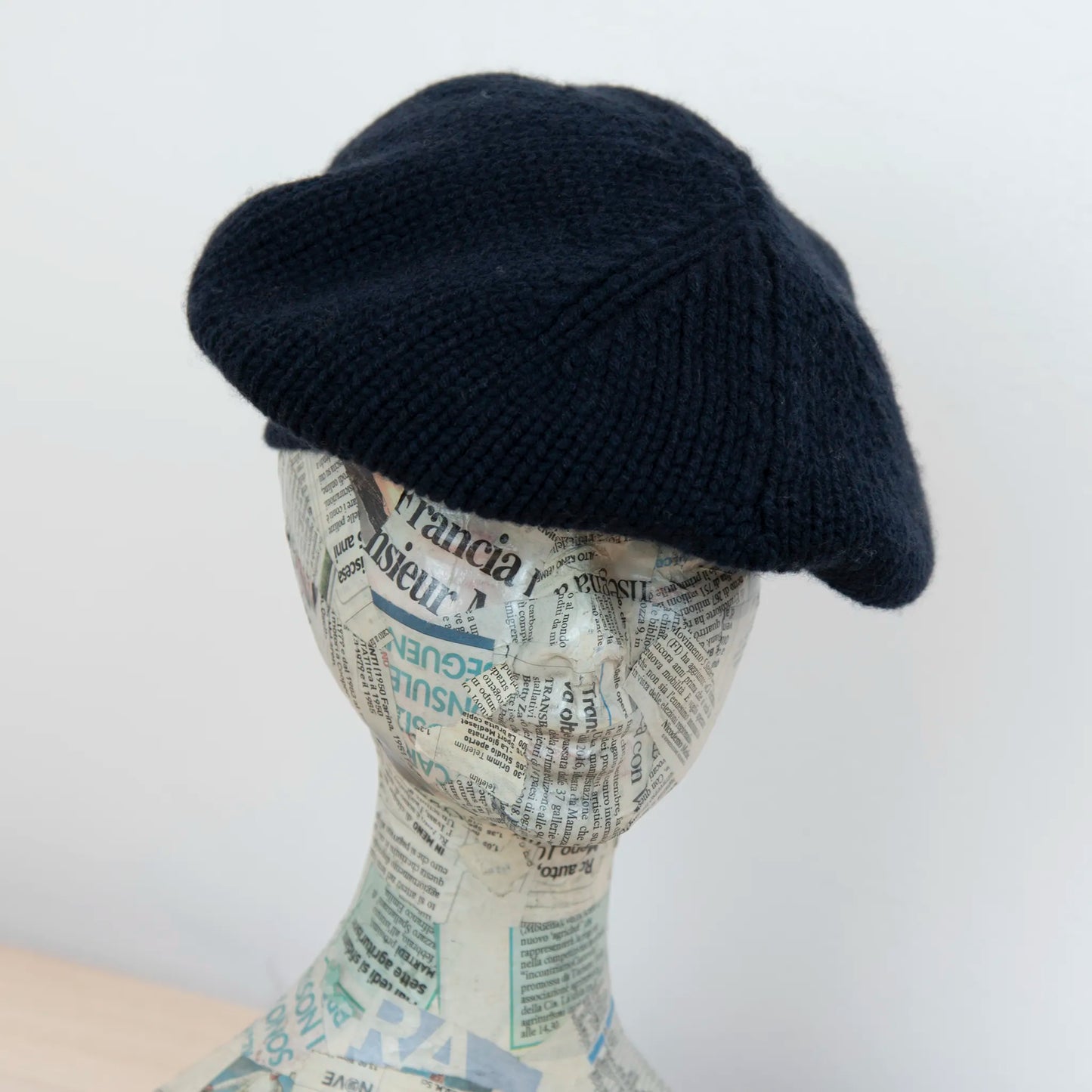 Basco pesante in 100% Cashmere blu, Made in Italy, versatile con tre vestibilità: basco francese, cuffia e berretto. Manifattura pregiata a trama grossa, che offre elasticità e morbidezza.