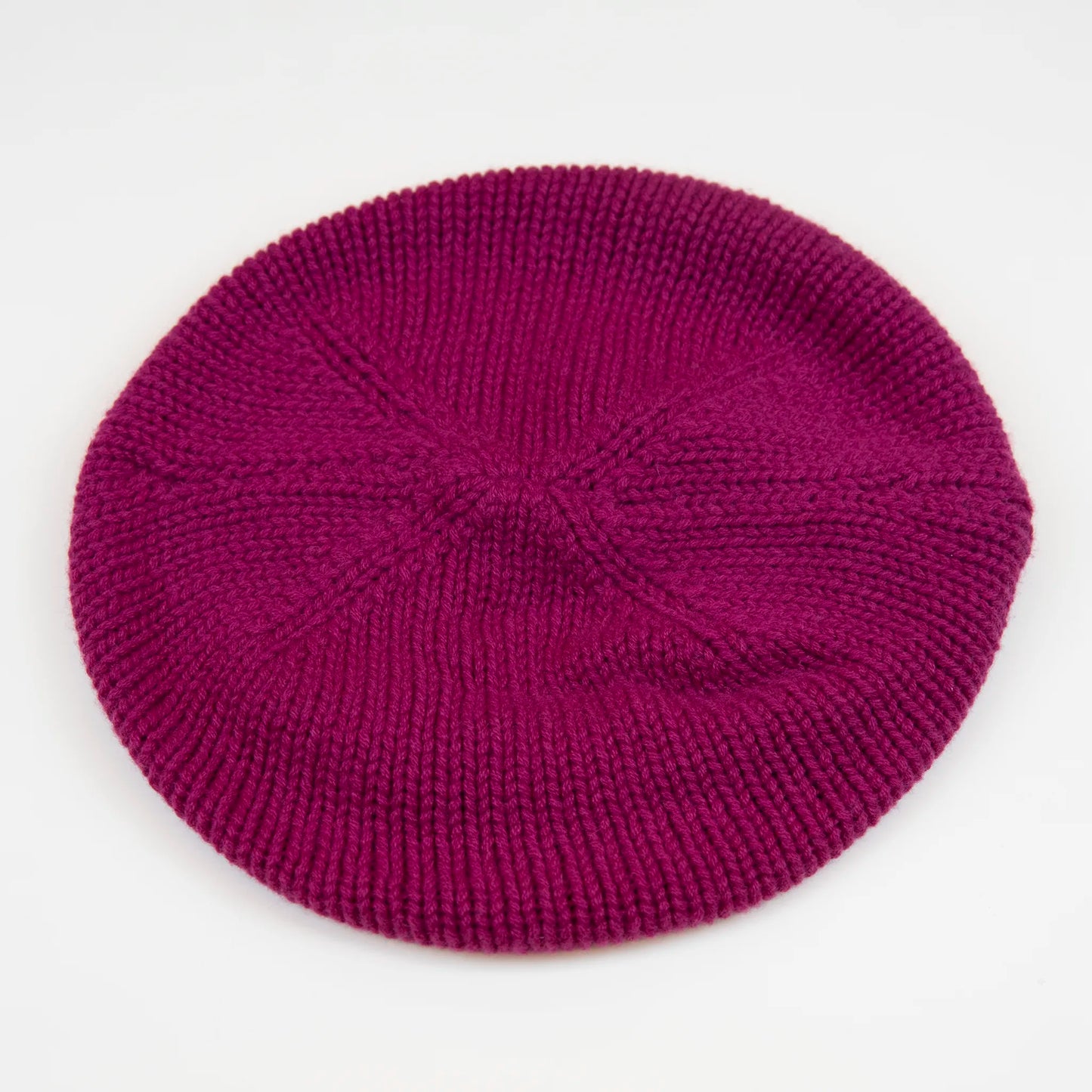 Basco pesante in 100% Cashmere viola, Made in Italy, versatile con tre vestibilità: basco francese, cuffia e berretto. Manifattura pregiata a trama grossa, che offre elasticità e morbidezza.