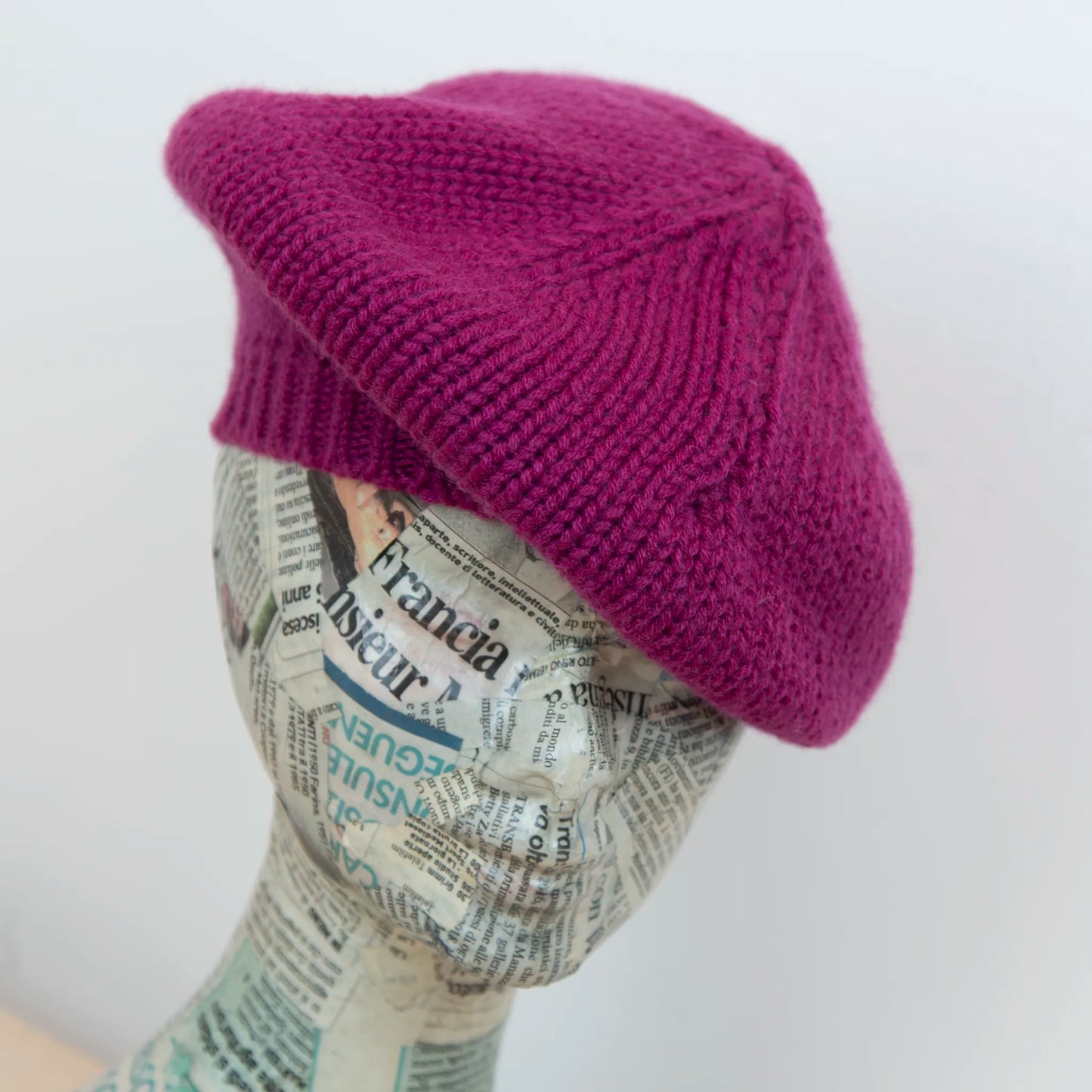 Basco pesante in 100% Cashmere viola, Made in Italy, versatile con tre vestibilità: basco francese, cuffia e berretto. Manifattura pregiata a trama grossa, che offre elasticità e morbidezza.