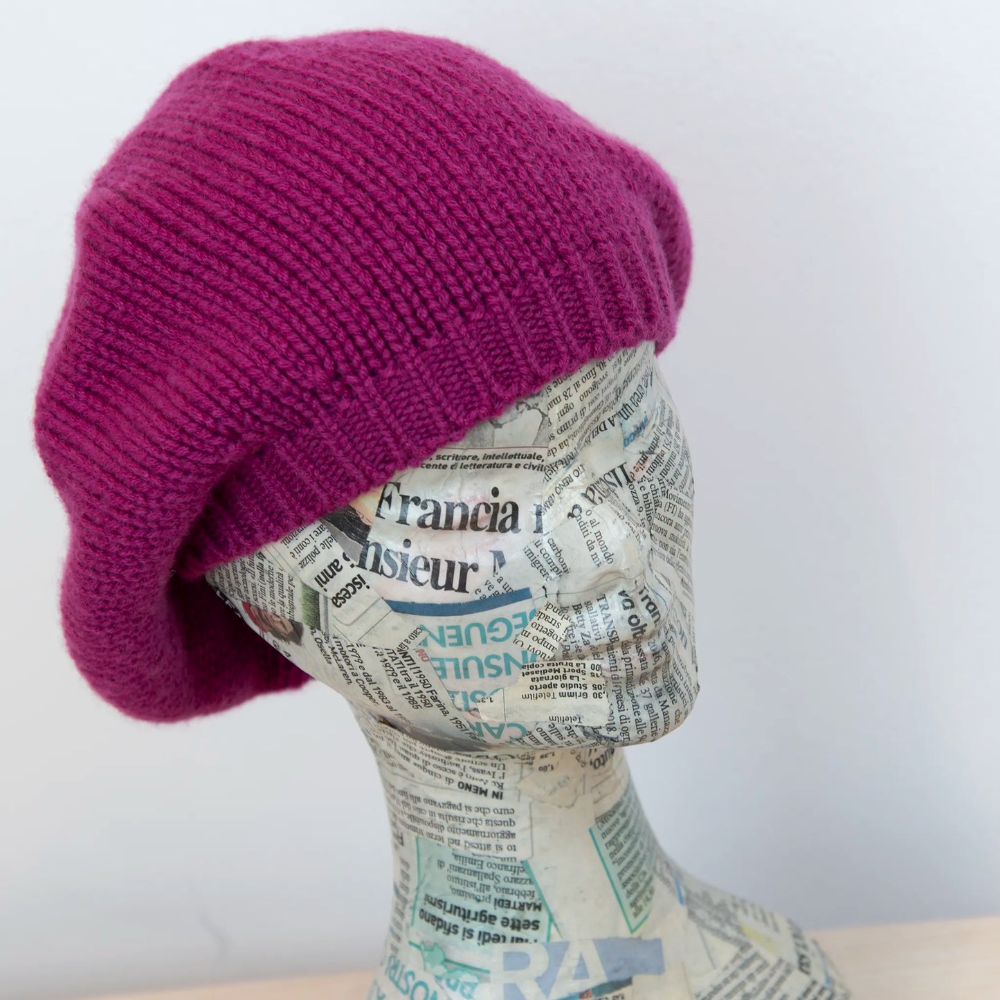 Basco pesante in 100% Cashmere viola, Made in Italy, versatile con tre vestibilità: basco francese, cuffia e berretto. Manifattura pregiata a trama grossa, che offre elasticità e morbidezza.