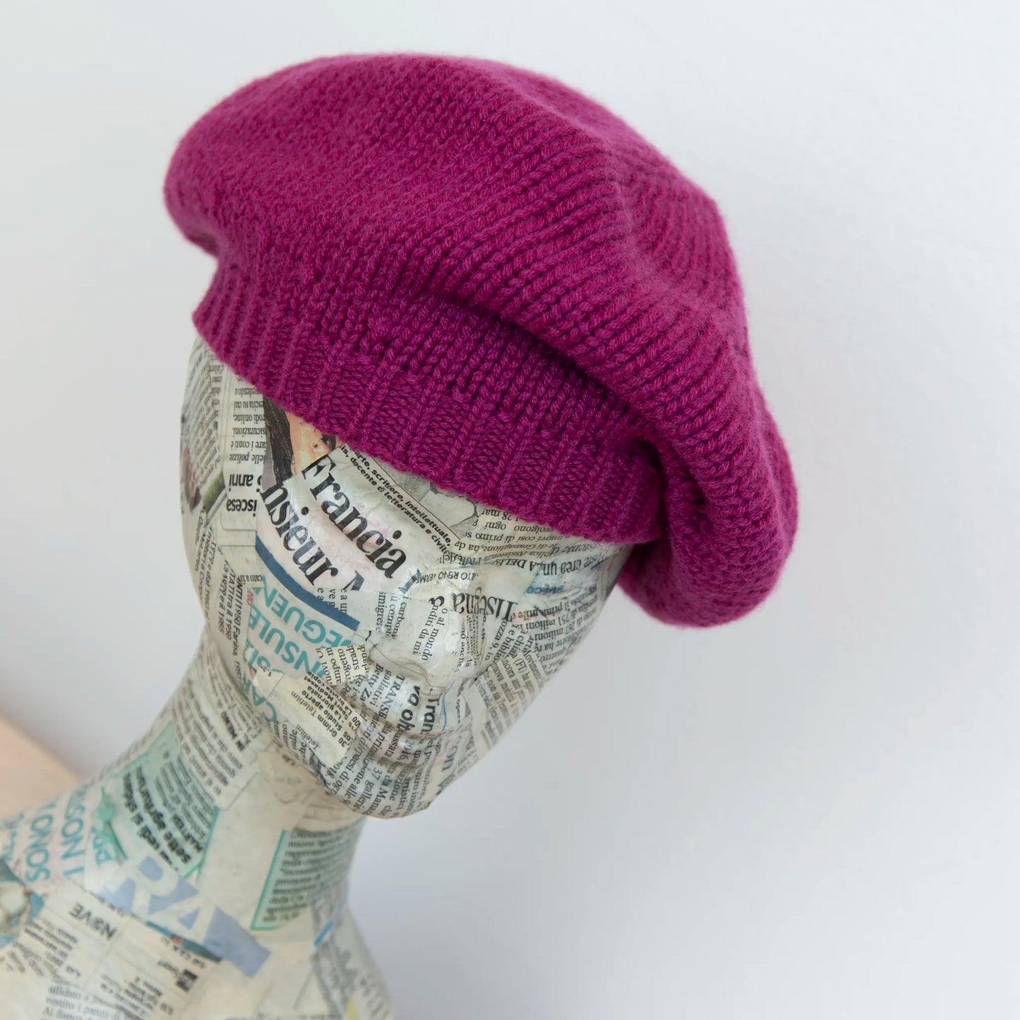 Basco pesante in 100% Cashmere viola, Made in Italy, versatile con tre vestibilità: basco francese, cuffia e berretto. Manifattura pregiata a trama grossa, che offre elasticità e morbidezza.