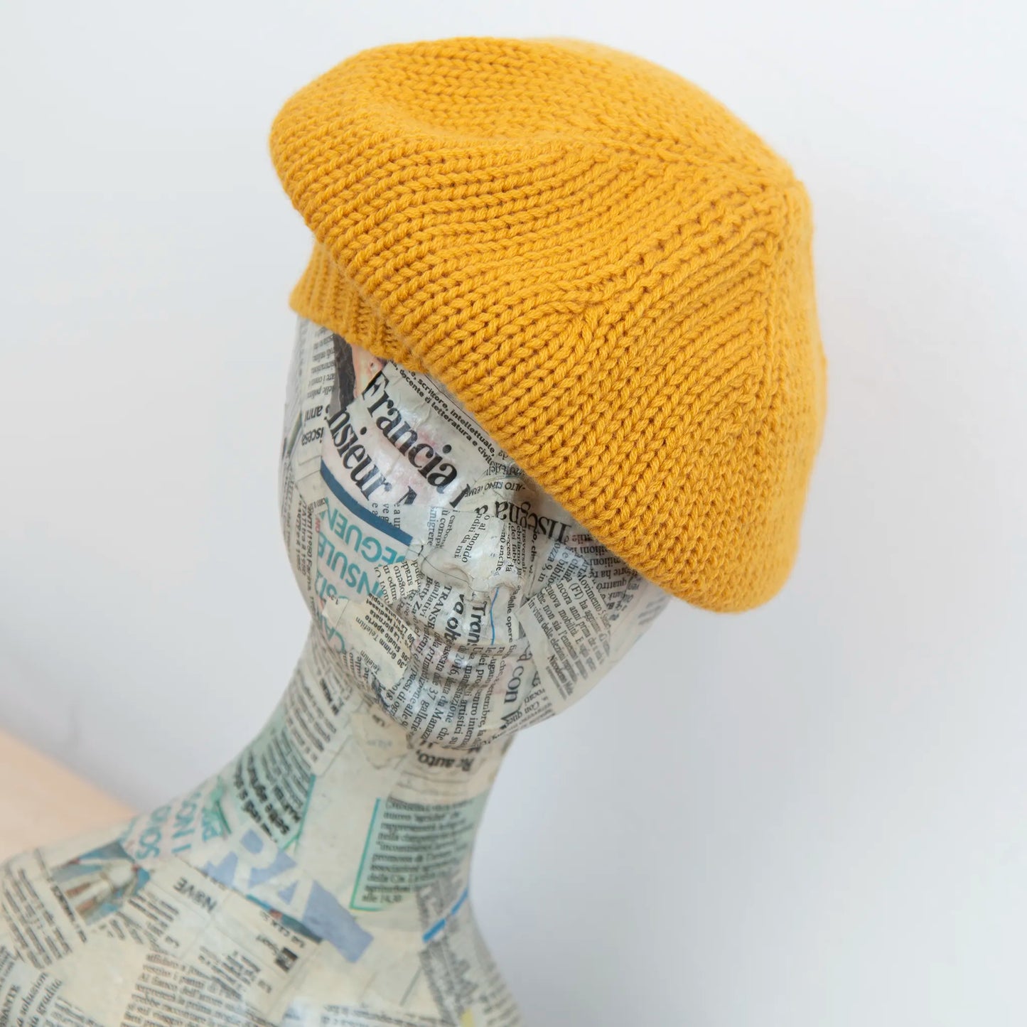 Basco pesante in 100% Cashmere giallo, Made in Italy, versatile con tre vestibilità: basco francese, cuffia e berretto. Manifattura pregiata a trama grossa, che offre elasticità e morbidezza.