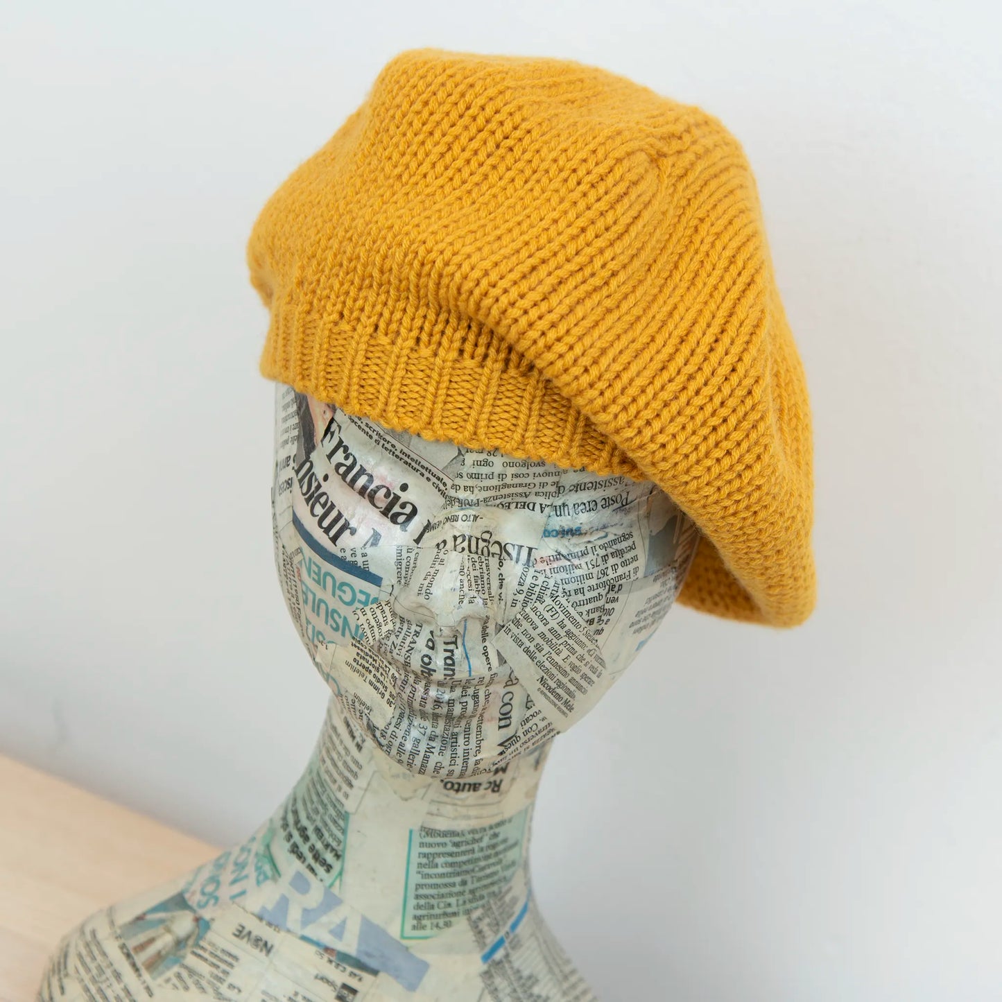 Basco pesante in 100% Cashmere giallo, Made in Italy, versatile con tre vestibilità: basco francese, cuffia e berretto. Manifattura pregiata a trama grossa, che offre elasticità e morbidezza.