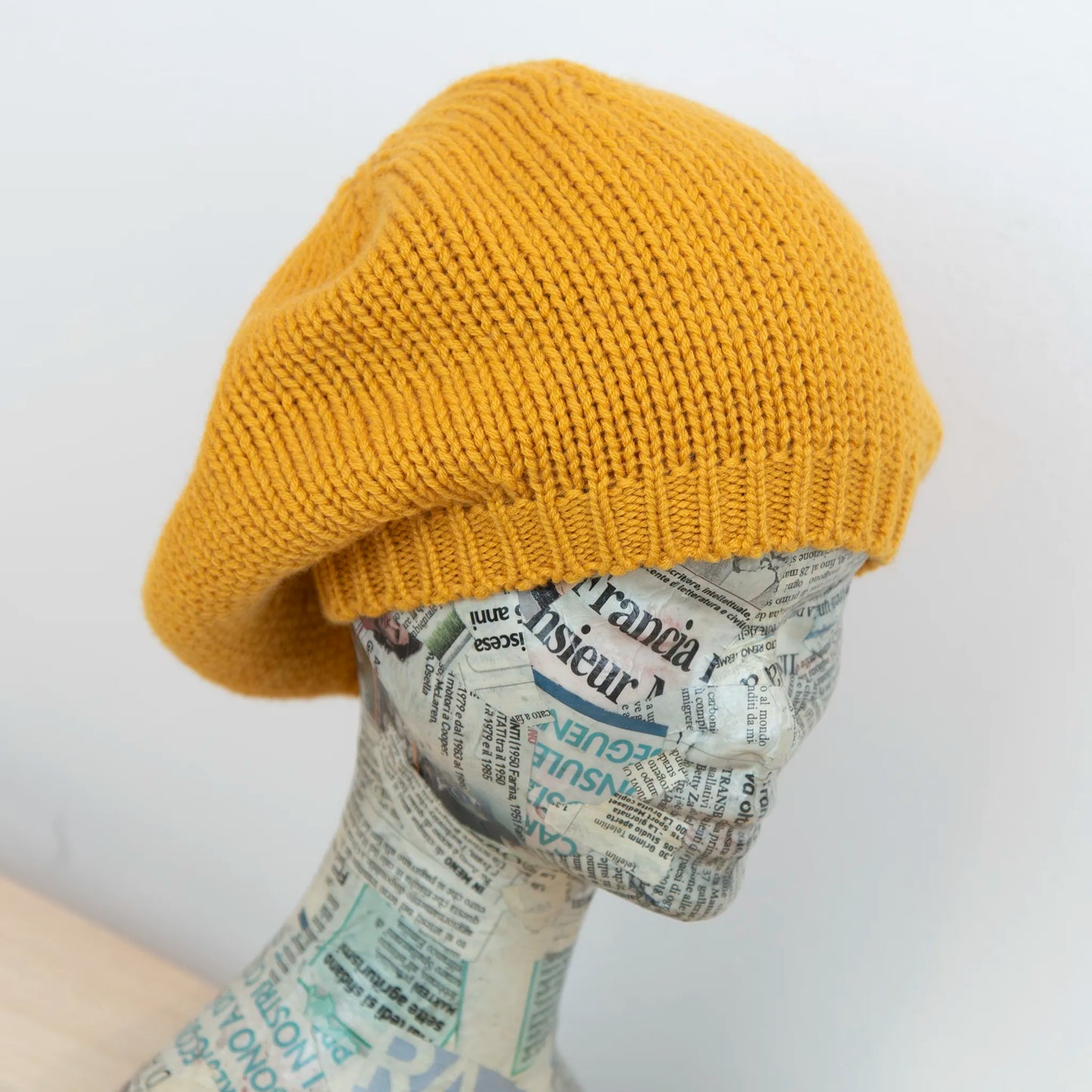 Basco pesante in 100% Cashmere giallo, Made in Italy, versatile con tre vestibilità: basco francese, cuffia e berretto. Manifattura pregiata a trama grossa, che offre elasticità e morbidezza.