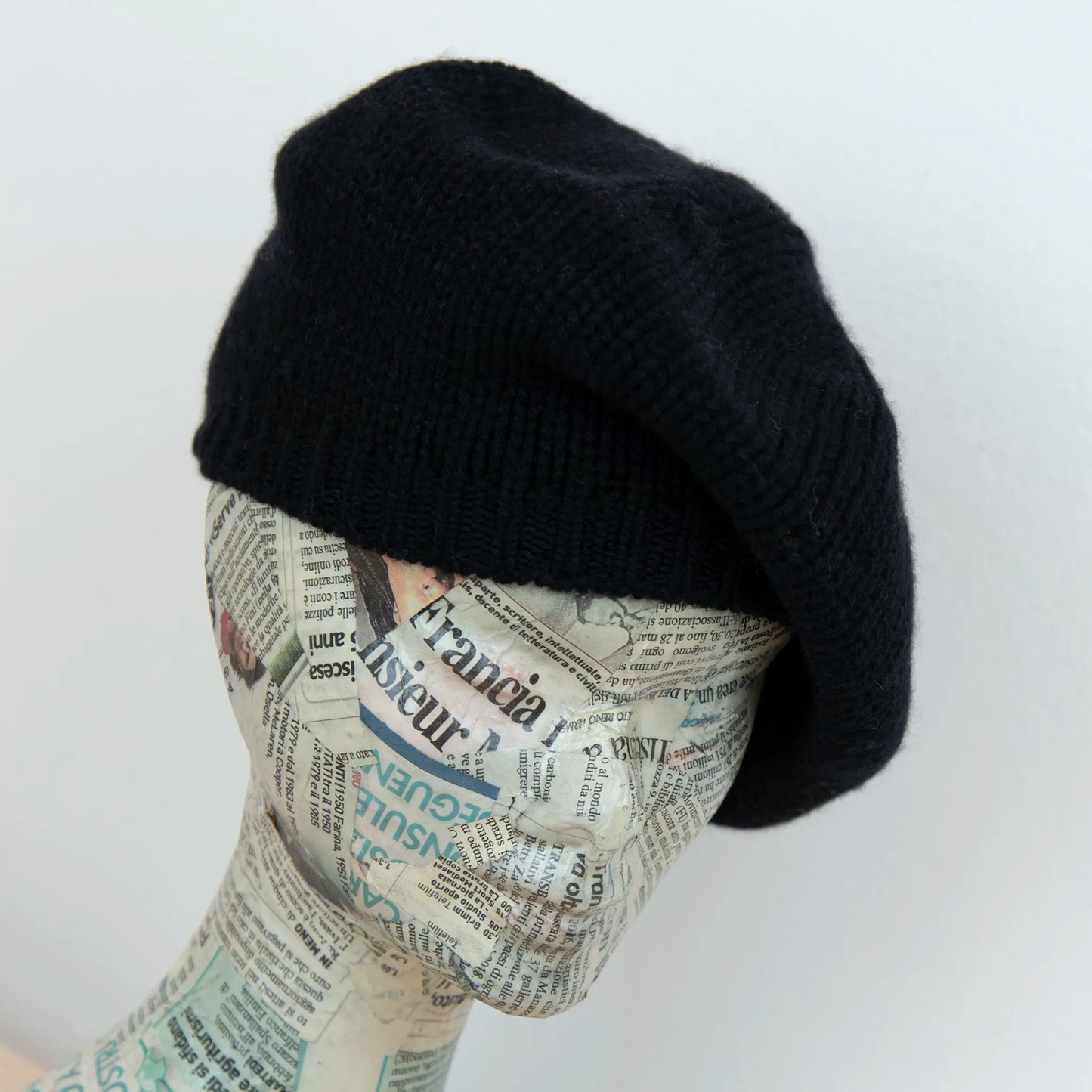 Basco pesante in 100% Cashmere nero, Made in Italy, versatile con tre vestibilità: basco francese, cuffia e berretto. Manifattura pregiata a trama grossa, che offre elasticità e morbidezza.