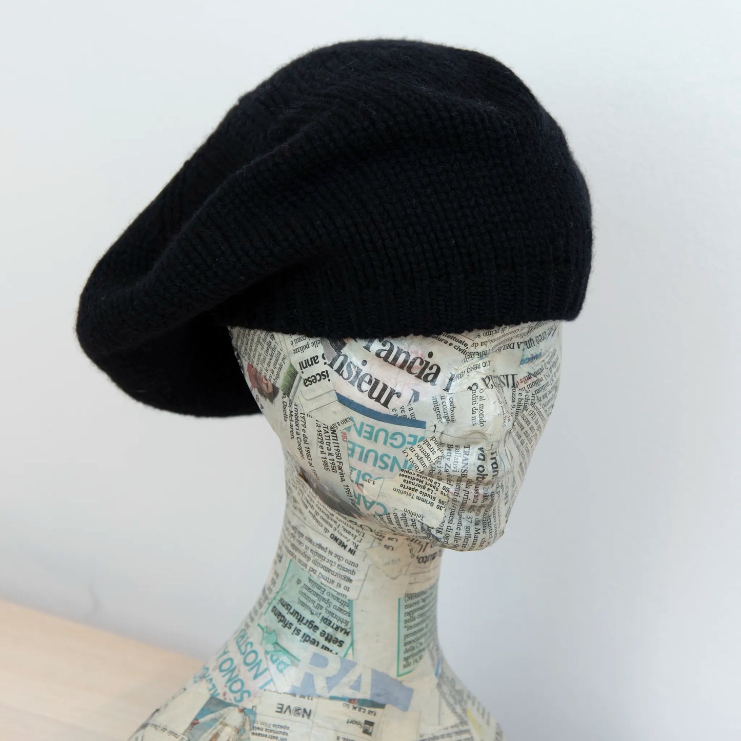 Basco pesante in 100% Cashmere nero, Made in Italy, versatile con tre vestibilità: basco francese, cuffia e berretto. Manifattura pregiata a trama grossa, che offre elasticità e morbidezza.