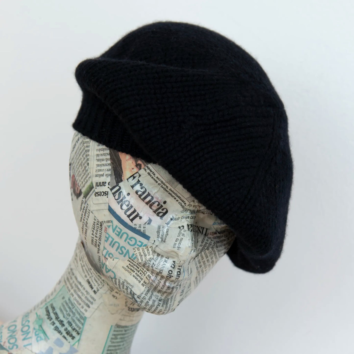 Basco pesante in 100% Cashmere nero, Made in Italy, versatile con tre vestibilità: basco francese, cuffia e berretto. Manifattura pregiata a trama grossa, che offre elasticità e morbidezza.