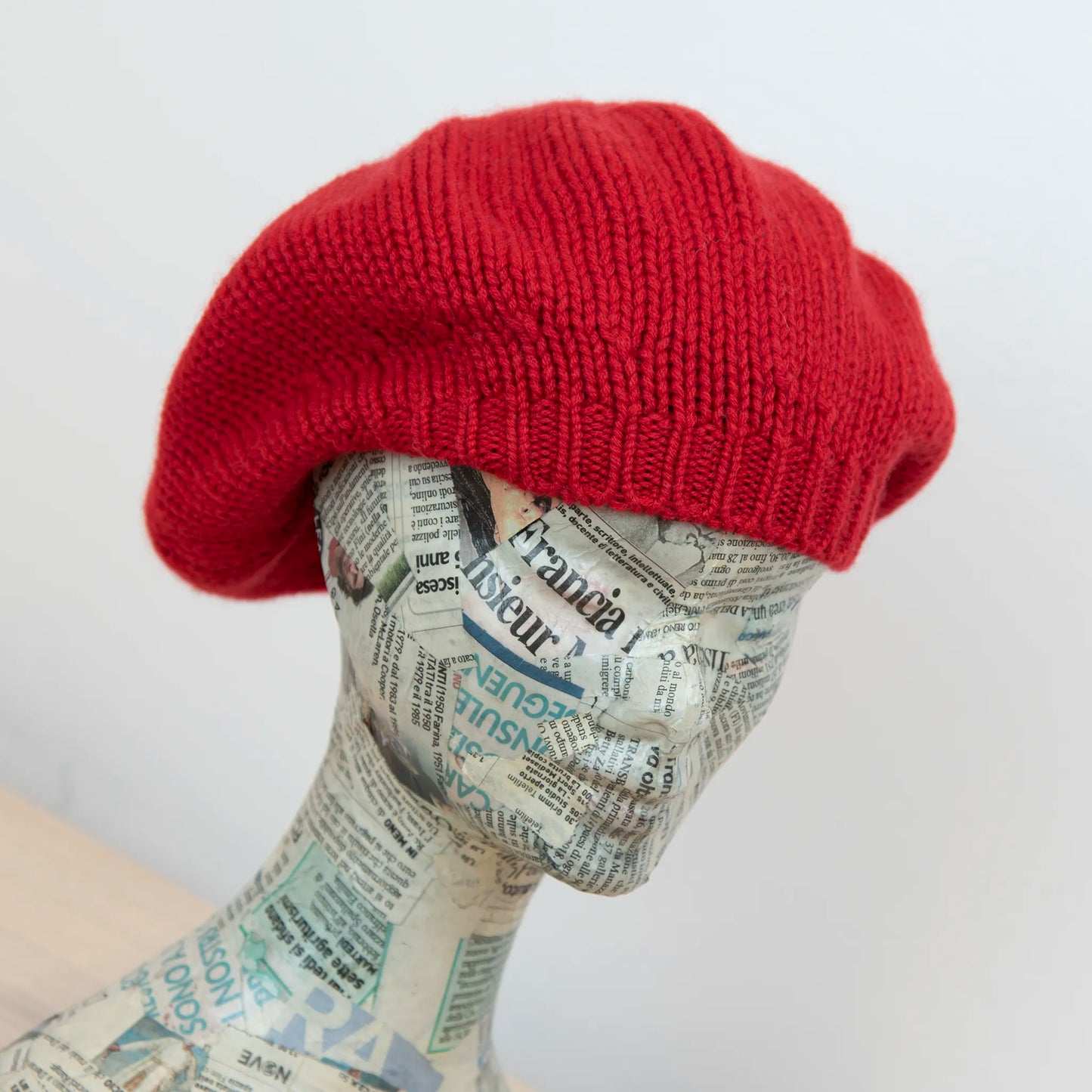 Basco pesante in 100% Cashmere rosso, Made in Italy, versatile con tre vestibilità: basco francese, cuffia e berretto. Manifattura pregiata a trama grossa, che offre elasticità e morbidezza.