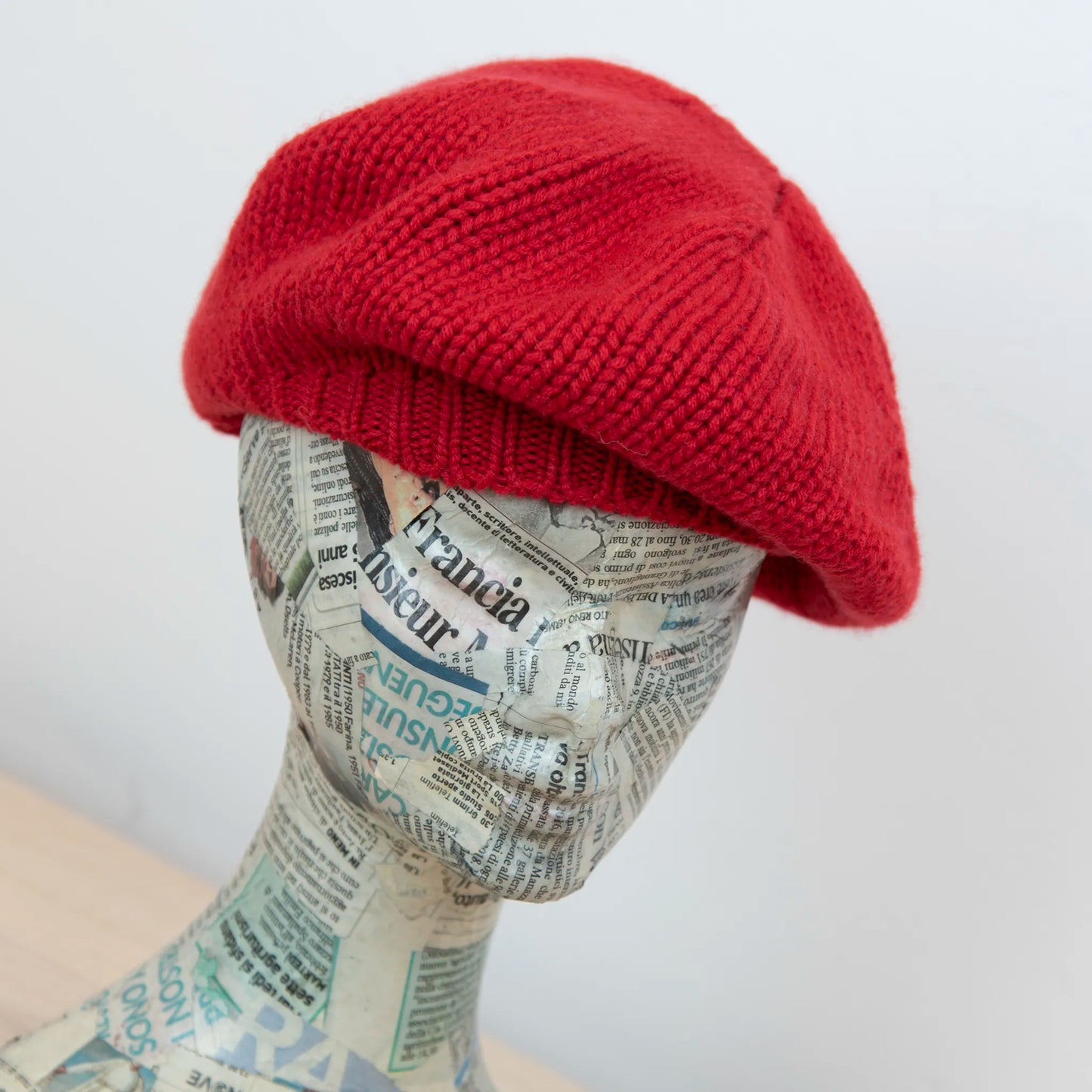 Basco pesante in 100% Cashmere rosso, Made in Italy, versatile con tre vestibilità: basco francese, cuffia e berretto. Manifattura pregiata a trama grossa, che offre elasticità e morbidezza.