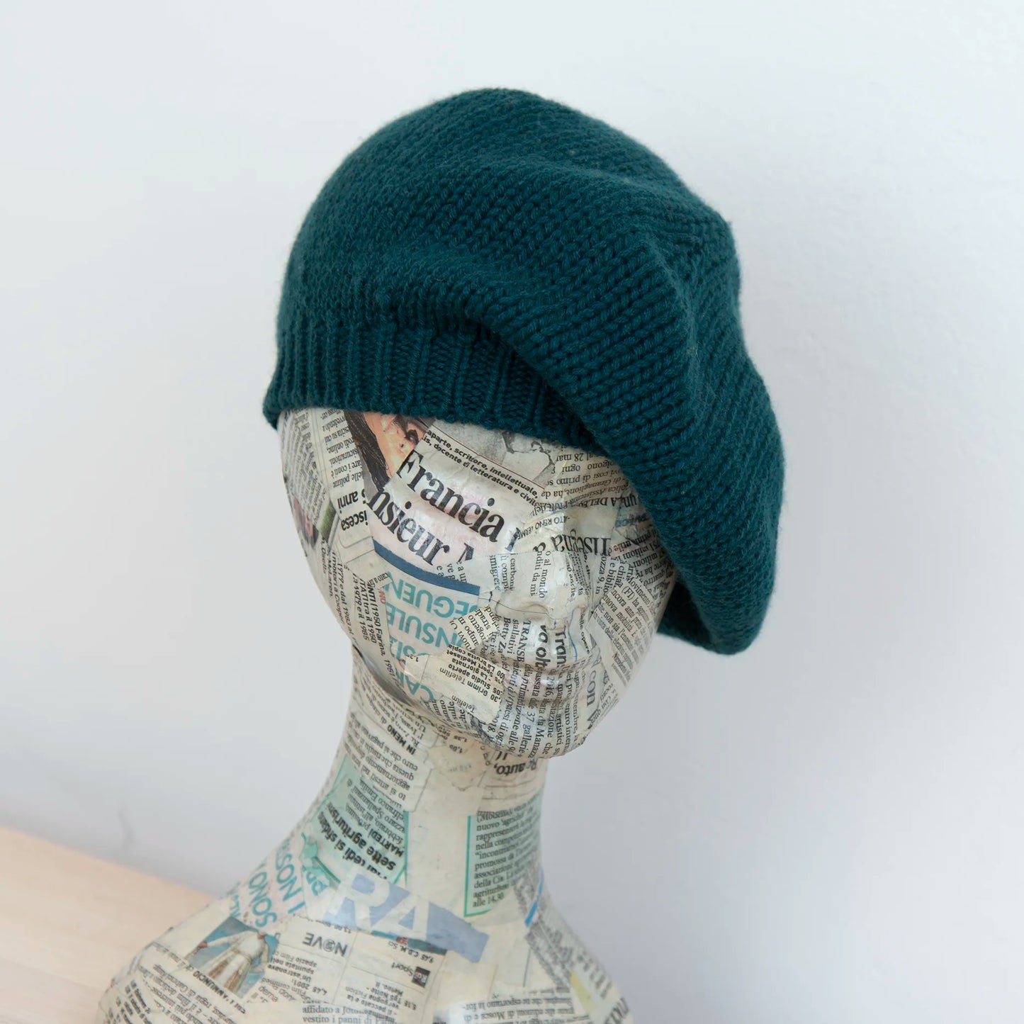 Basco pesante in 100% Cashmere verde, Made in Italy, versatile con tre vestibilità: basco francese, cuffia e berretto. Manifattura pregiata a trama grossa, che offre elasticità e morbidezza.