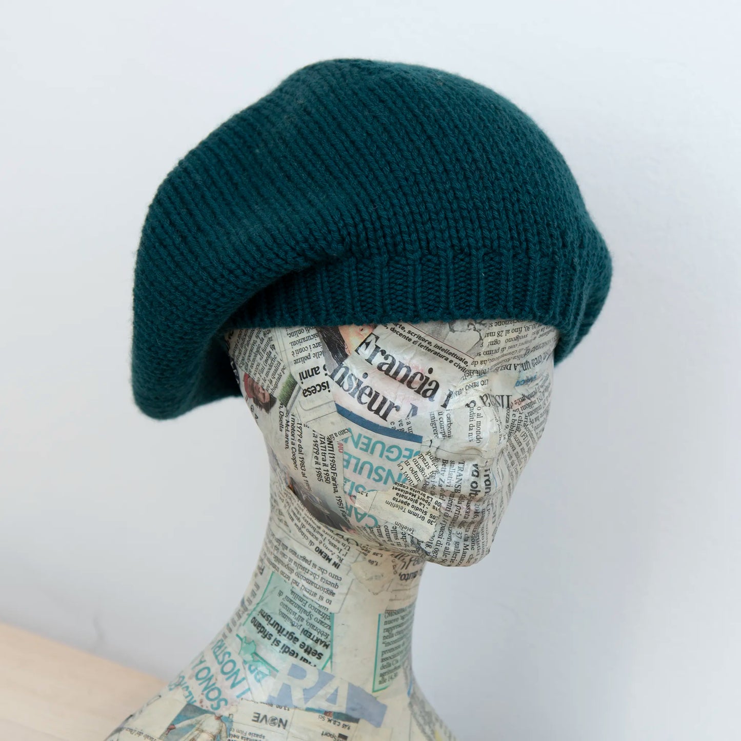 Basco pesante in 100% Cashmere verde, Made in Italy, versatile con tre vestibilità: basco francese, cuffia e berretto. Manifattura pregiata a trama grossa, che offre elasticità e morbidezza.
