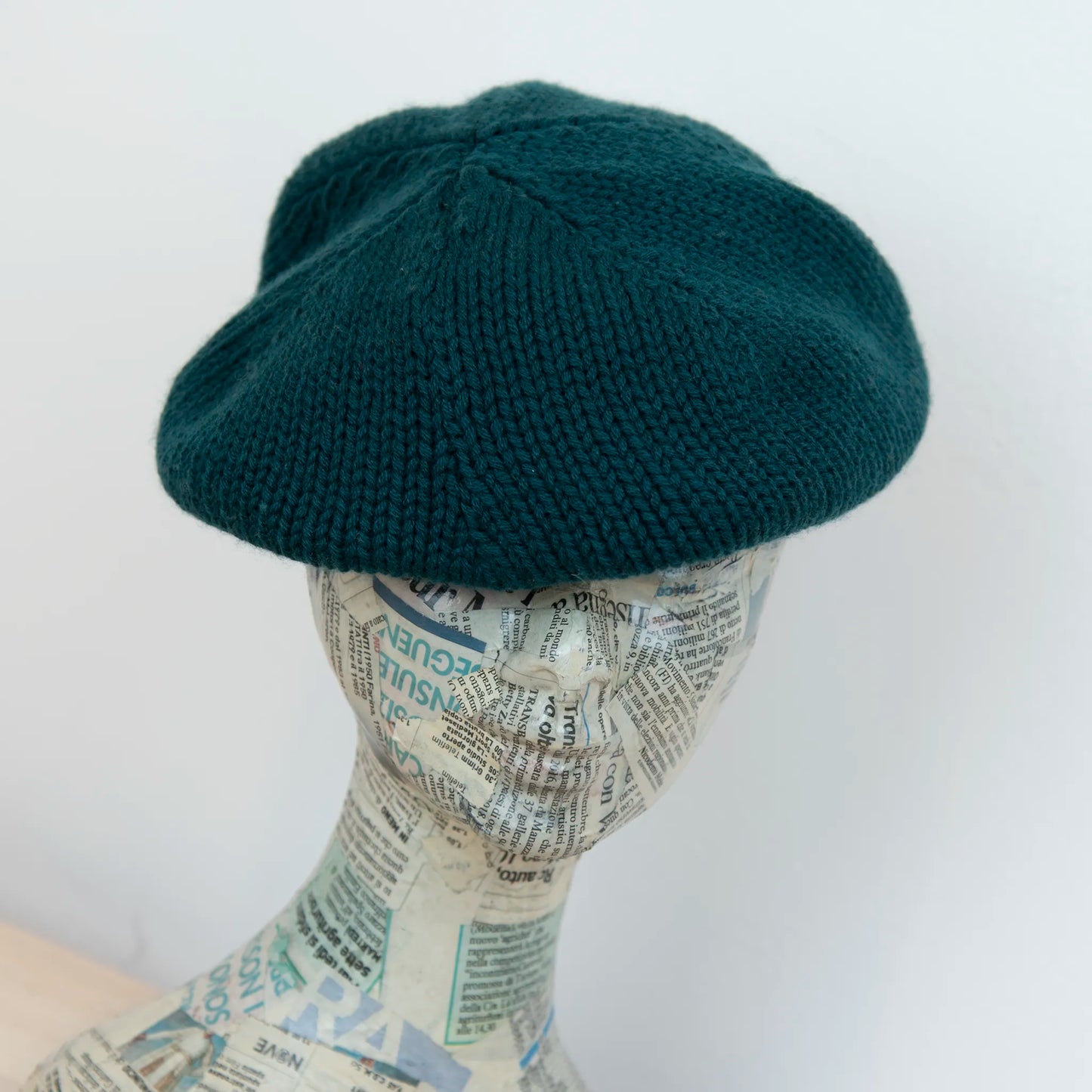 Basco pesante in 100% Cashmere verde, Made in Italy, versatile con tre vestibilità: basco francese, cuffia e berretto. Manifattura pregiata a trama grossa, che offre elasticità e morbidezza.