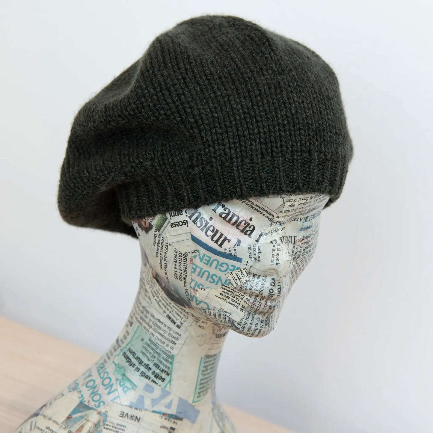 Basco pesante in 100% Cashmere verde melange, Made in Italy, versatile con tre vestibilità: basco francese, cuffia e berretto. Manifattura pregiata a trama grossa, che offre elasticità e morbidezza.
