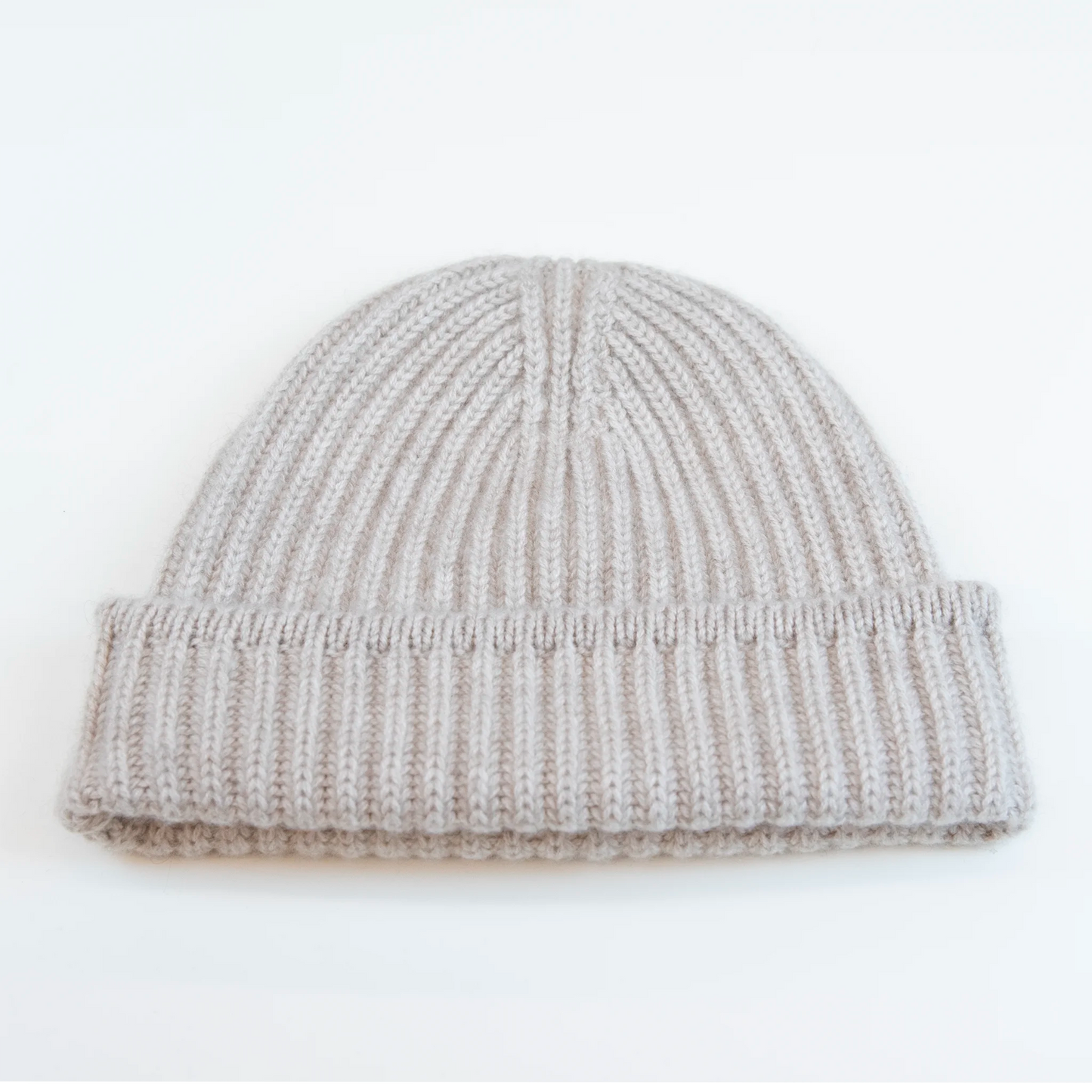 Berretto beige in 100% Cashmere, Made in Italy, con classica costa Inglese. Elegante e casual, offre una vestibilità a cupola senza sbuffo superiore, pregiata manifattura.