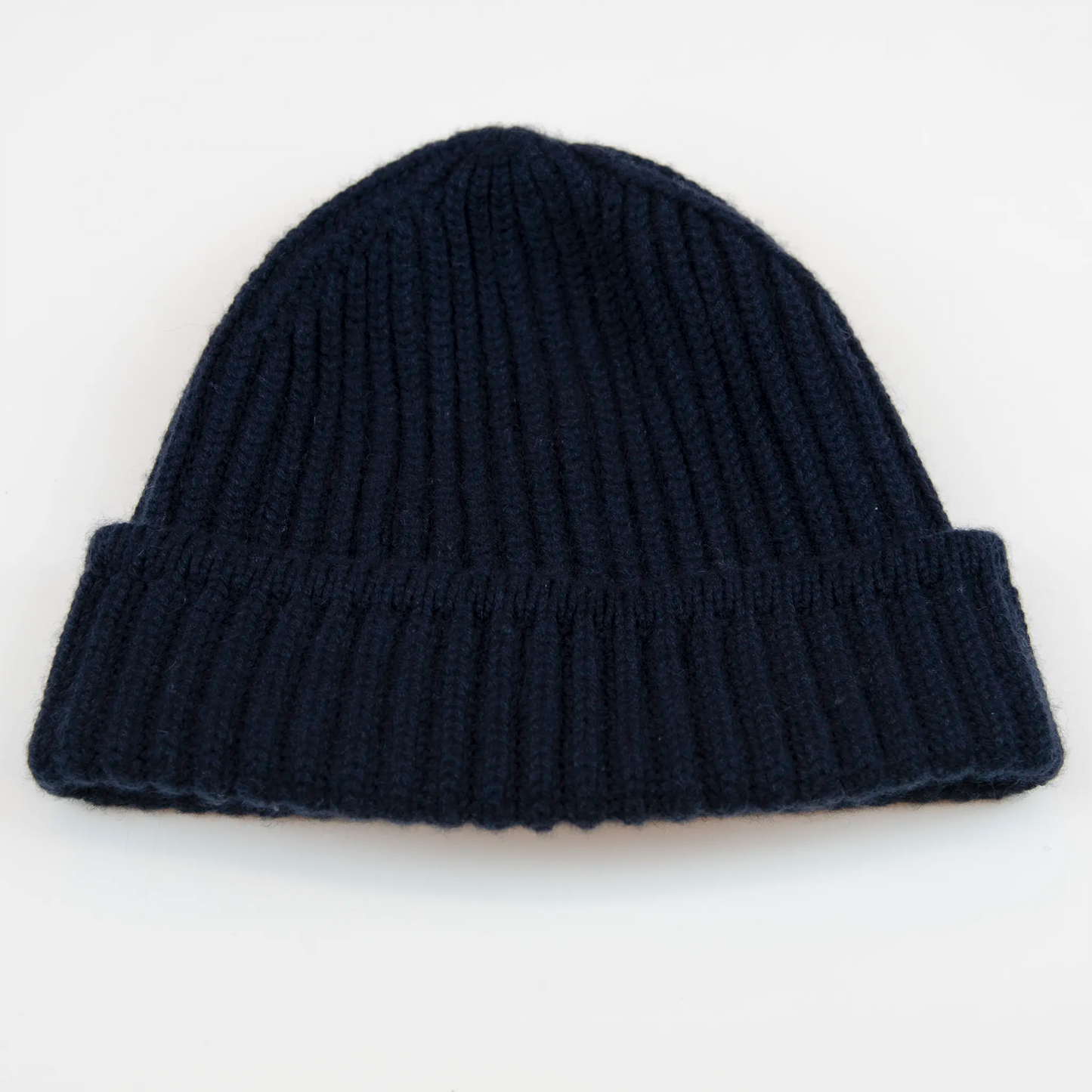 Berretto blu in 100% Cashmere, Made in Italy, con classica costa Inglese. Elegante e casual, offre una vestibilità a cupola senza sbuffo superiore, pregiata manifattura.