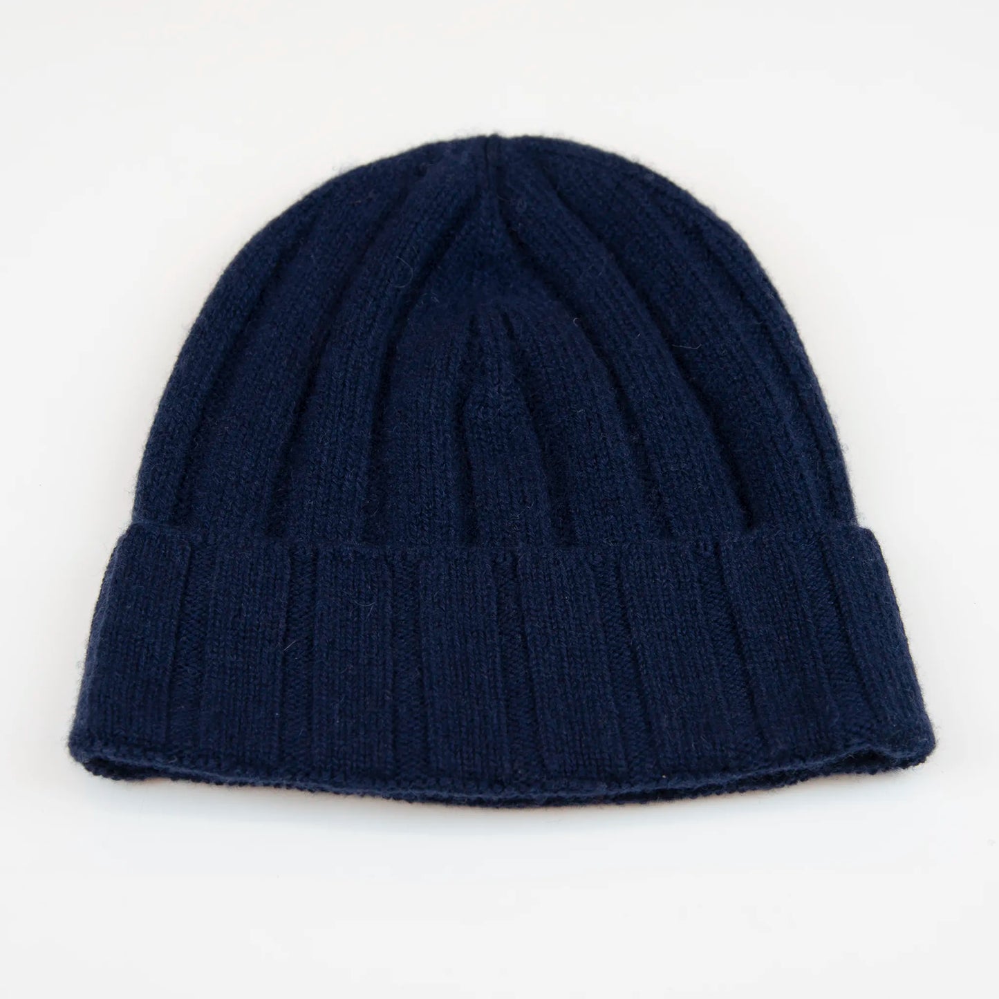 Berretto leggero costa larga blu in 100% Cashmere, stile elegante di uso quotidiano per climi non rigidi. Pratico e versatile a trama sottile e pregiata manifattura Italiana. 