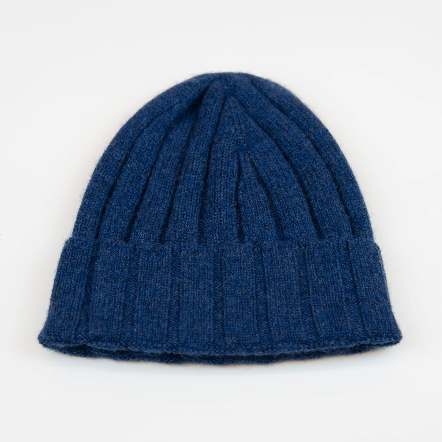 Berretto leggero costa larga blu in 100% Cashmere, stile elegante di uso quotidiano per climi non rigidi. Pratico e versatile a trama sottile e pregiata manifattura Italiana. 
