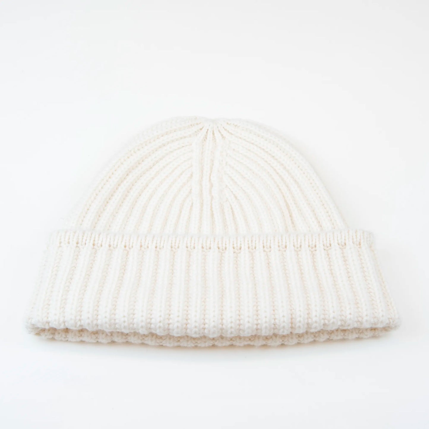 Berretto panna in 100% Cashmere, Made in Italy, con classica costa Inglese. Elegante e casual, offre una vestibilità a cupola senza sbuffo superiore, pregiata manifattura.