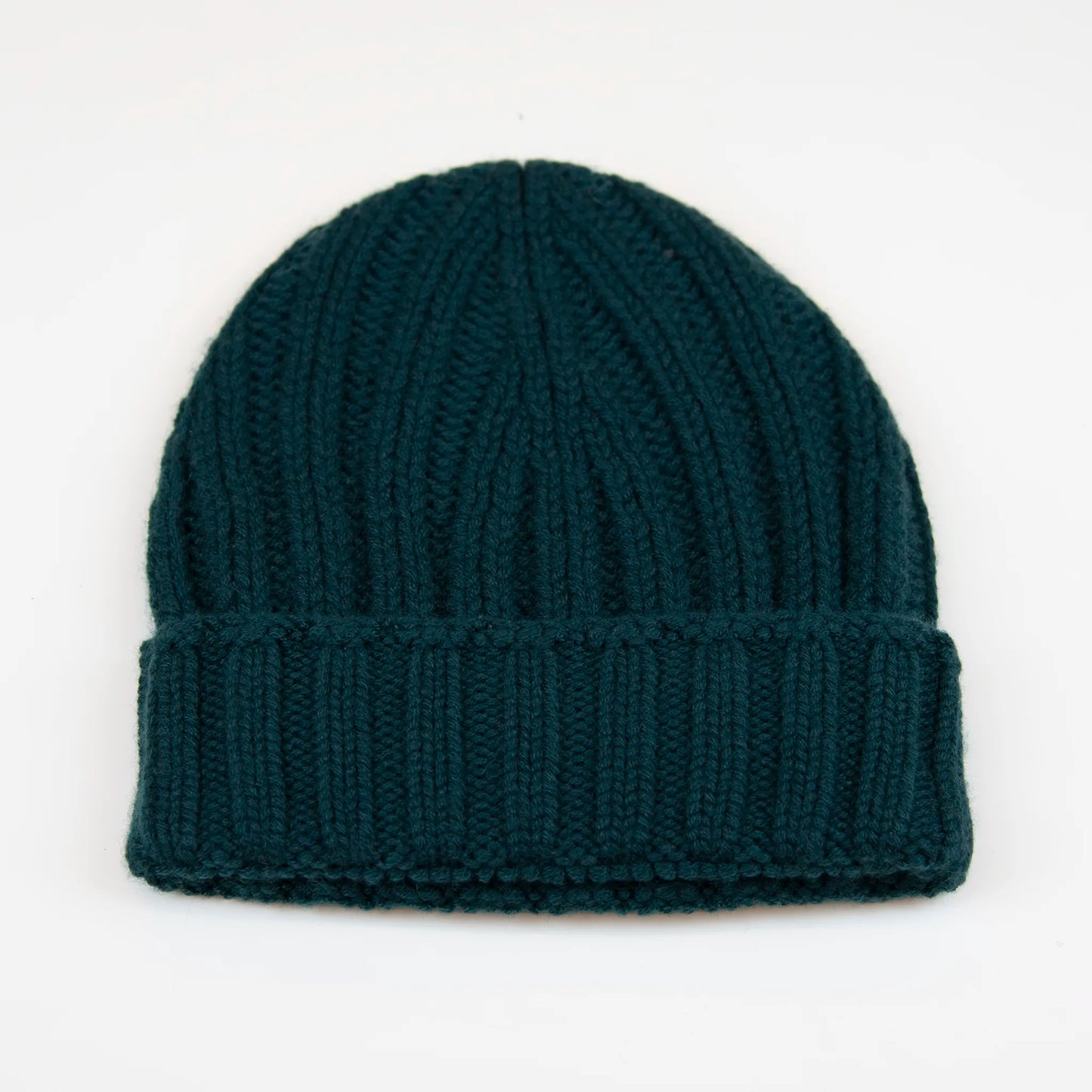 Berretto casual verde pesante in 100% Cashmere, Made in Italy, pregiata manifattura, presenta una vestibilità con leggero sbuffo superiore, a trama grossa e confortevole grazie all'effetto molla del suo intreccio.