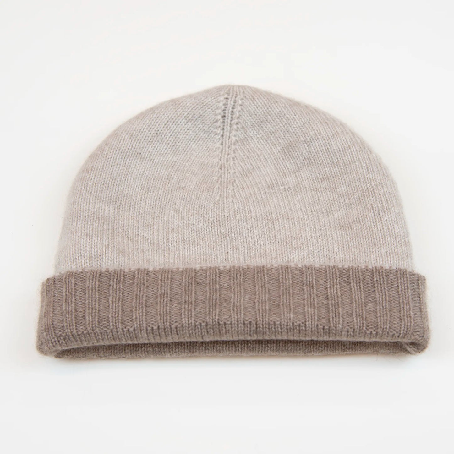 Cuffia doubleface beige e marrone in 100% Cashmere, Made in Italy. Pratica e versatile, può essere indossata con o senza risvolto. Trama rasata e pregiata manifattura per una vestibilità confortevole e di qualità.