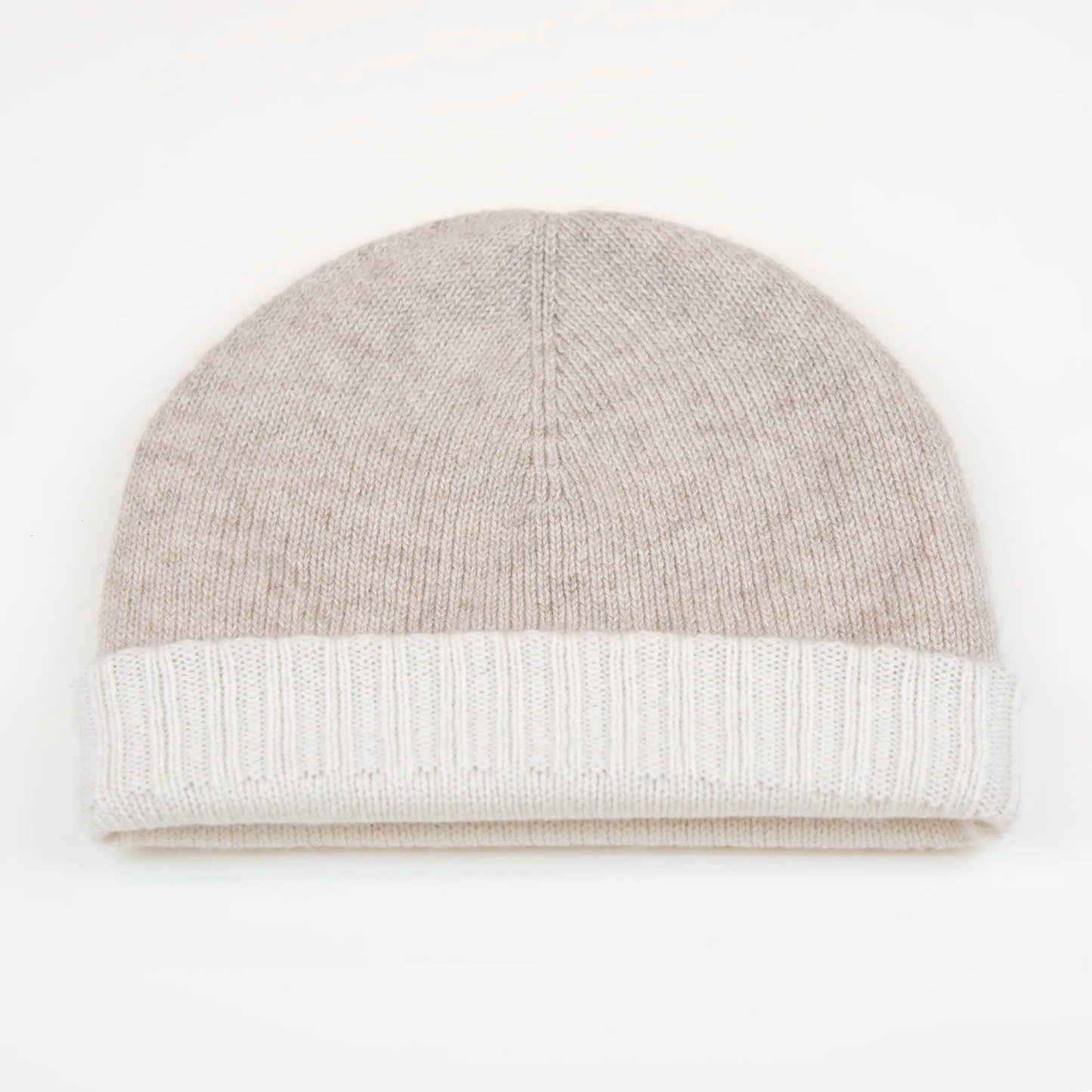 Cuffia doubleface beige e panna in 100% Cashmere, Made in Italy. Pratica e versatile, può essere indossata con o senza risvolto. Trama rasata e pregiata manifattura per una vestibilità confortevole e di qualità.
