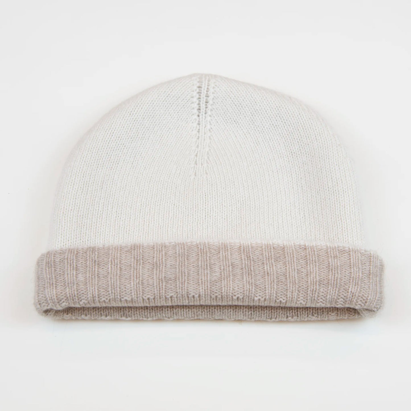 Cuffia doubleface beige e panna in 100% Cashmere, Made in Italy. Pratica e versatile, può essere indossata con o senza risvolto. Trama rasata e pregiata manifattura per una vestibilità confortevole e di qualità.
