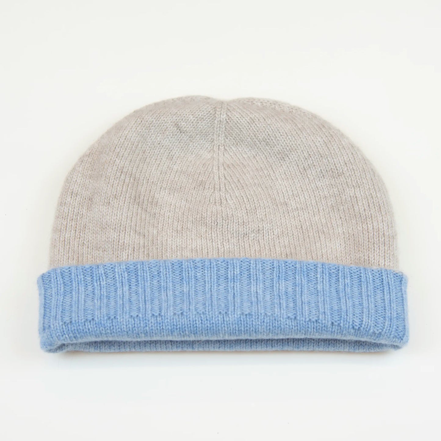 Cuffia doubleface beige e celeste in 100% Cashmere, Made in Italy. Pratica e versatile, può essere indossata con o senza risvolto. Trama rasata e pregiata manifattura per una vestibilità confortevole e di qualità.