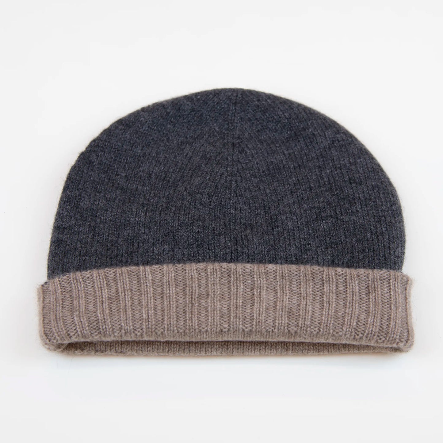Cuffia doubleface beige e grigio in 100% Cashmere, Made in Italy. Pratica e versatile, può essere indossata con o senza risvolto. Trama rasata e pregiata manifattura per una vestibilità confortevole e di qualità.