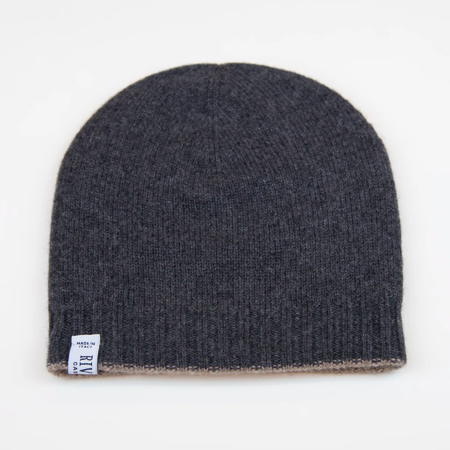Cuffia doubleface beige e grigio in 100% Cashmere, Made in Italy. Pratica e versatile, può essere indossata con o senza risvolto. Trama rasata e pregiata manifattura per una vestibilità confortevole e di qualità.