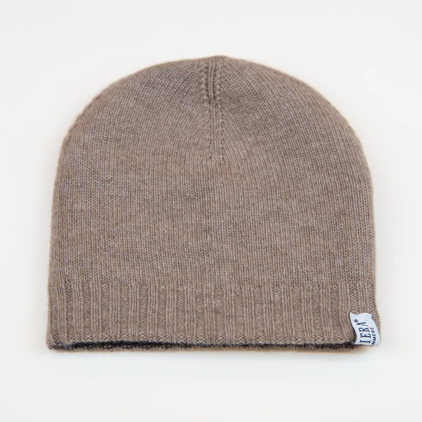 Cuffia doubleface beige e grigio in 100% Cashmere, Made in Italy. Pratica e versatile, può essere indossata con o senza risvolto. Trama rasata e pregiata manifattura per una vestibilità confortevole e di qualità.