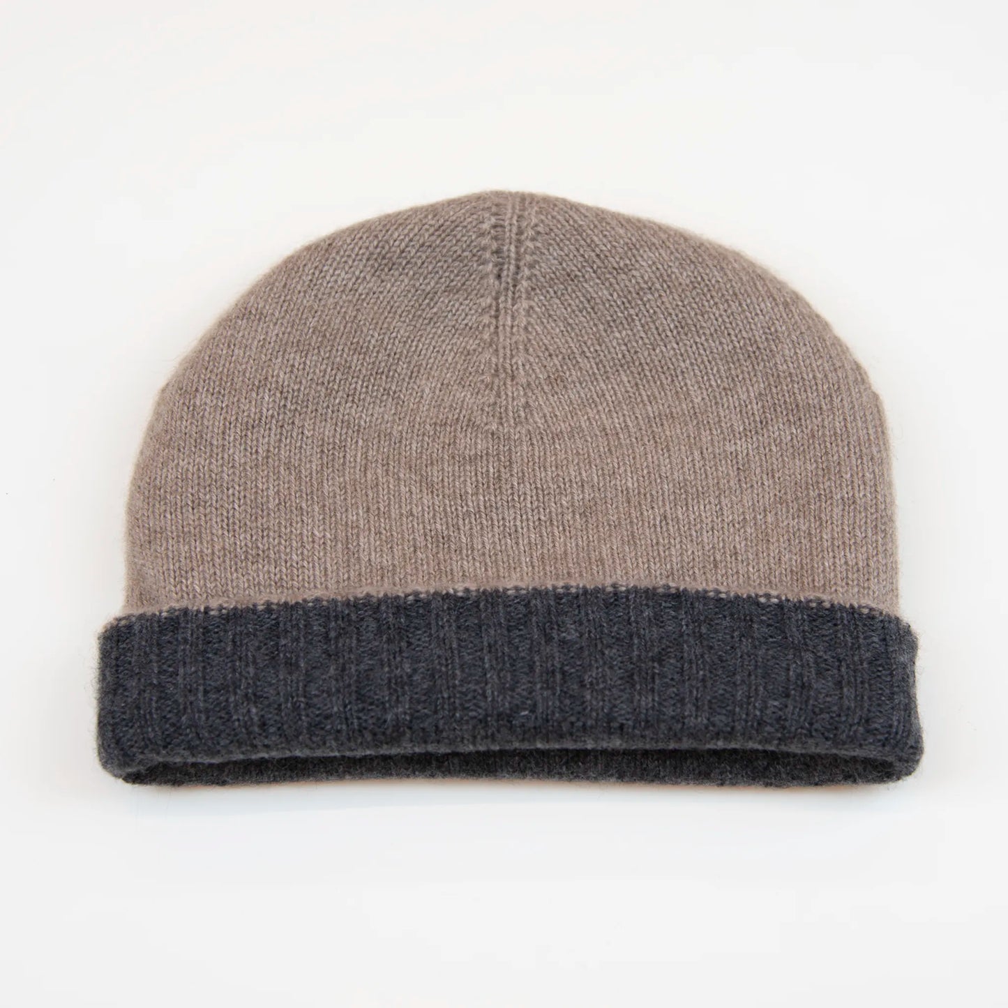 Cuffia doubleface beige e grigio in 100% Cashmere, Made in Italy. Pratica e versatile, può essere indossata con o senza risvolto. Trama rasata e pregiata manifattura per una vestibilità confortevole e di qualità.