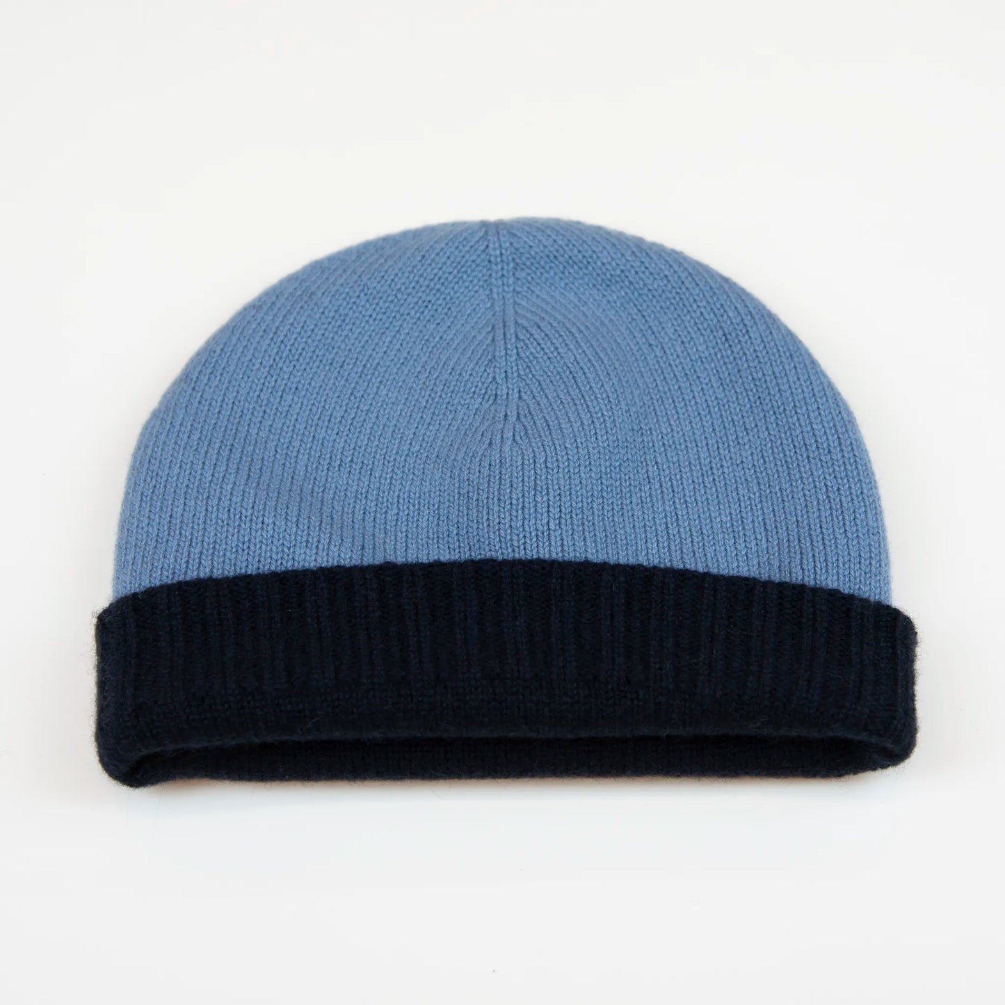 Cuffia doubleface celeste e blu in 100% Cashmere, Made in Italy. Pratica e versatile, può essere indossata con o senza risvolto. Trama rasata e pregiata manifattura per una vestibilità confortevole e di qualità.