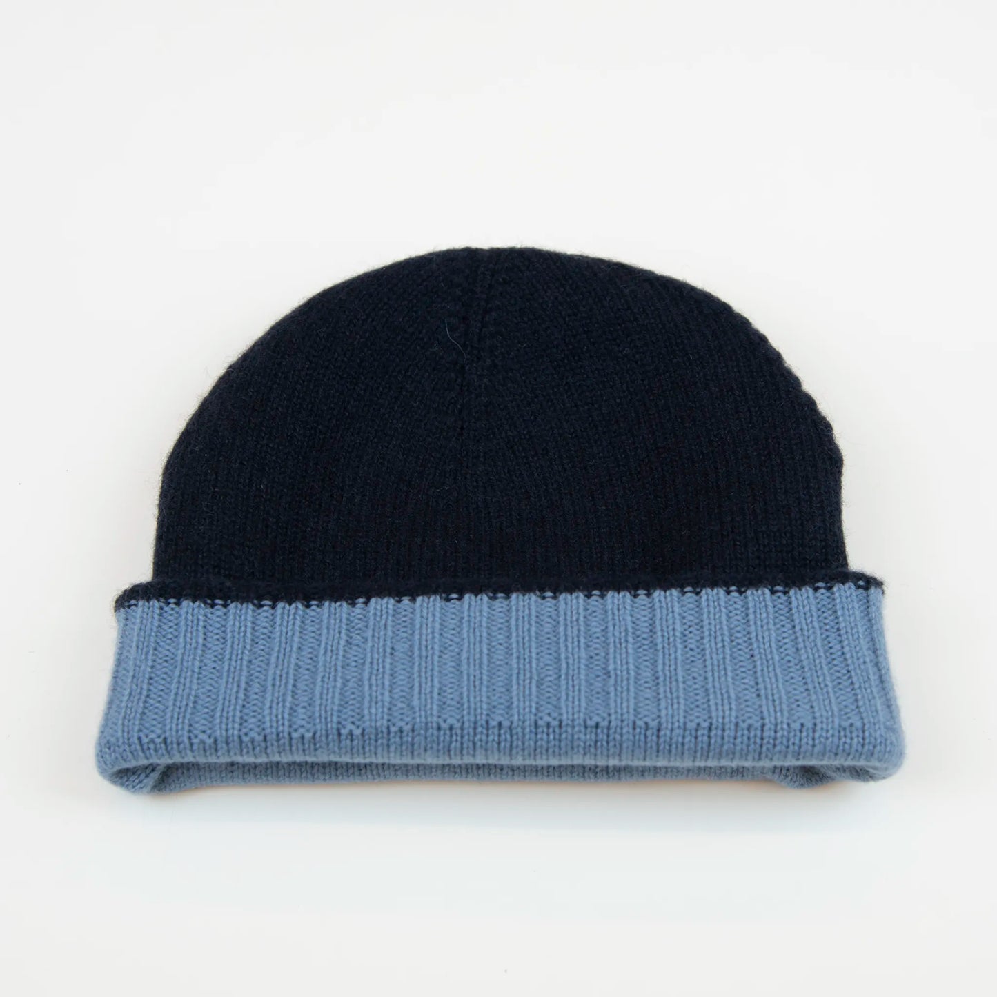 Cuffia doubleface celeste e blu in 100% Cashmere, Made in Italy. Pratica e versatile, può essere indossata con o senza risvolto. Trama rasata e pregiata manifattura per una vestibilità confortevole e di qualità.