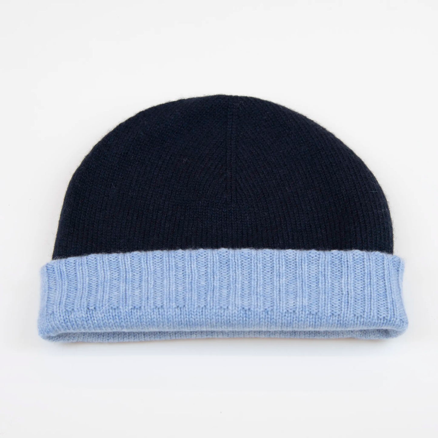 Cuffia doubleface celeste e blu in 100% Cashmere, Made in Italy. Pratica e versatile, può essere indossata con o senza risvolto. Trama rasata e pregiata manifattura per una vestibilità confortevole e di qualità.