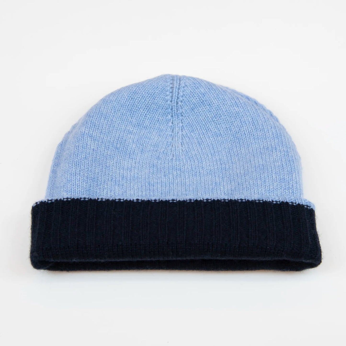 Cuffia doubleface celeste e blu in 100% Cashmere, Made in Italy. Pratica e versatile, può essere indossata con o senza risvolto. Trama rasata e pregiata manifattura per una vestibilità confortevole e di qualità.