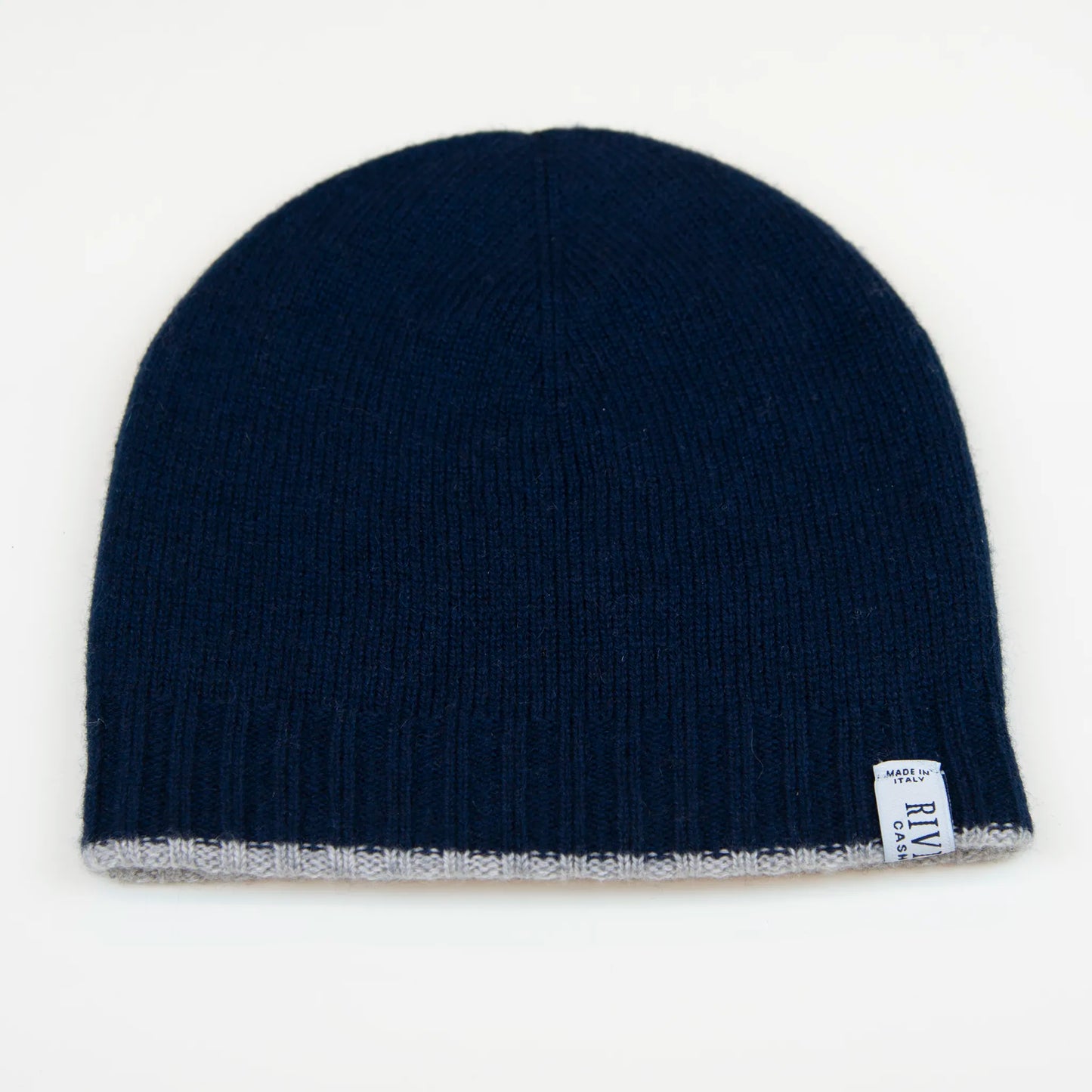 Cuffia doubleface grigio e blu in 100% Cashmere, Made in Italy. Pratica e versatile, può essere indossata con o senza risvolto. Trama rasata e pregiata manifattura per una vestibilità confortevole e di qualità.